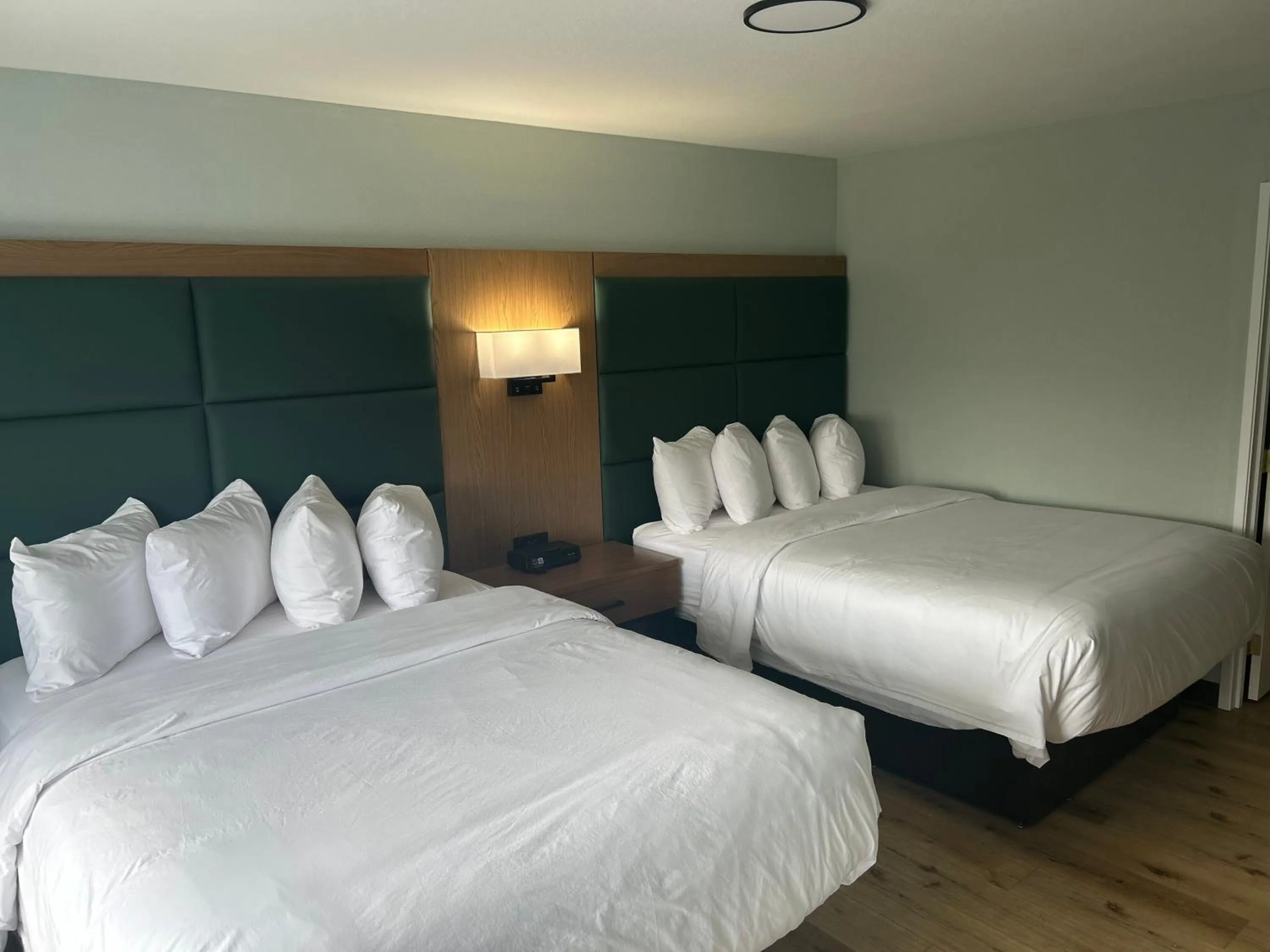 Bedroom, Bed in Wingate By Wyndham Mansfield Ontario