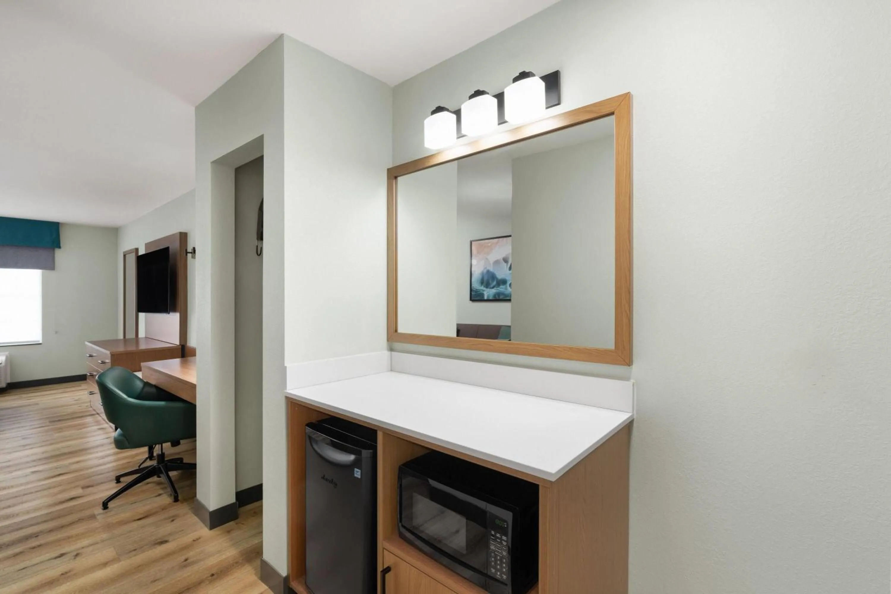 Photo of the whole room in Wingate By Wyndham Mansfield Ontario