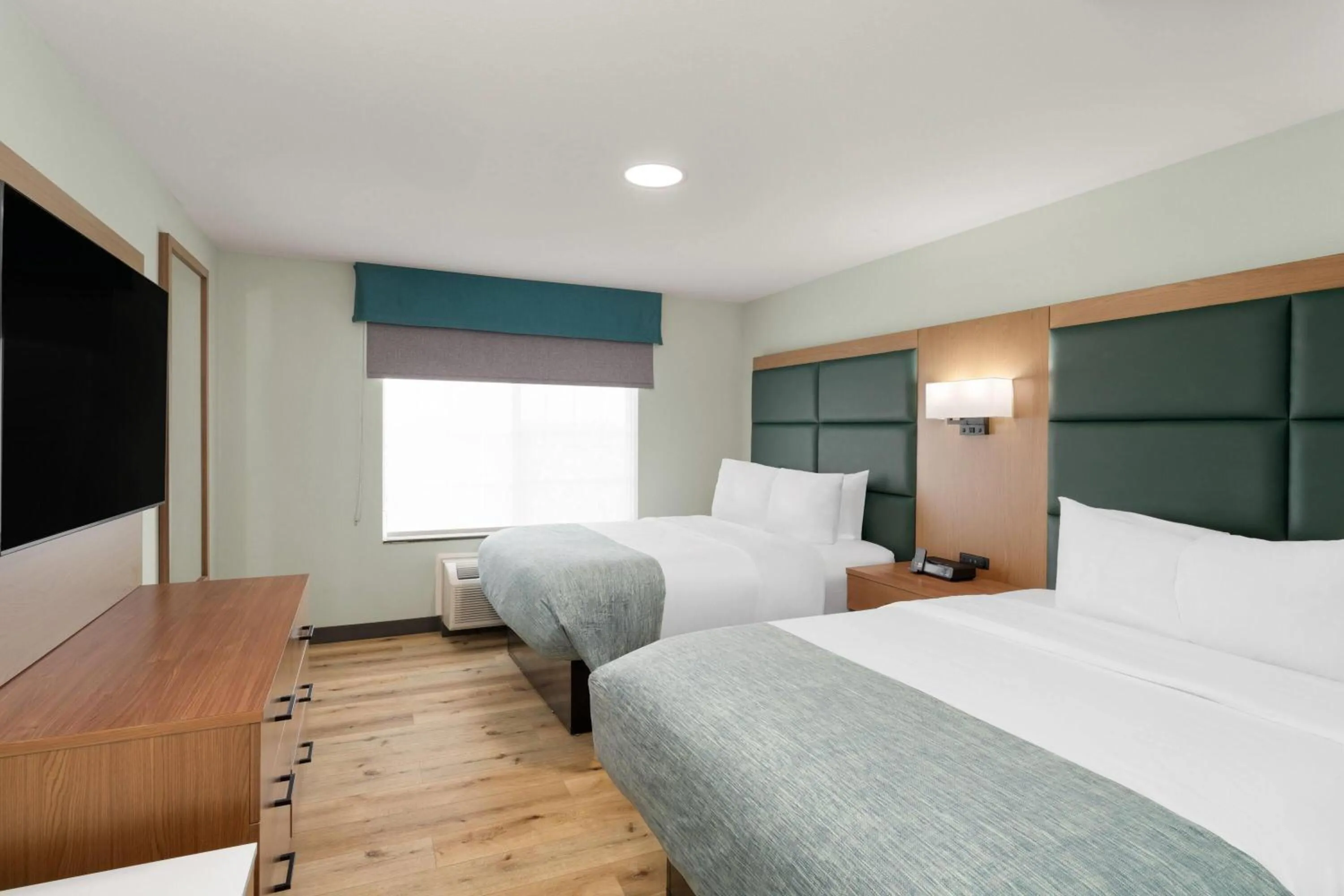 Photo of the whole room, Bed in Wingate By Wyndham Mansfield Ontario