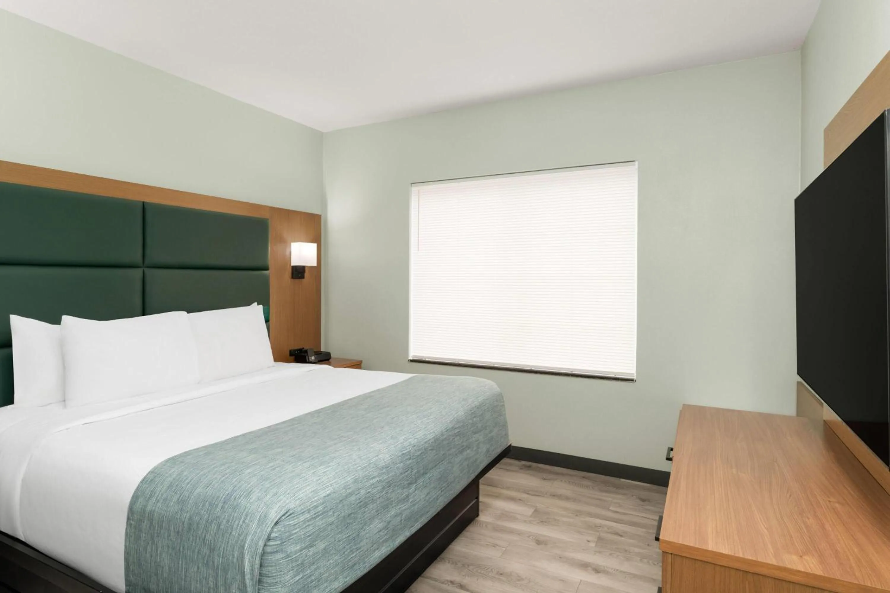 Photo of the whole room, Bed in Wingate By Wyndham Mansfield Ontario