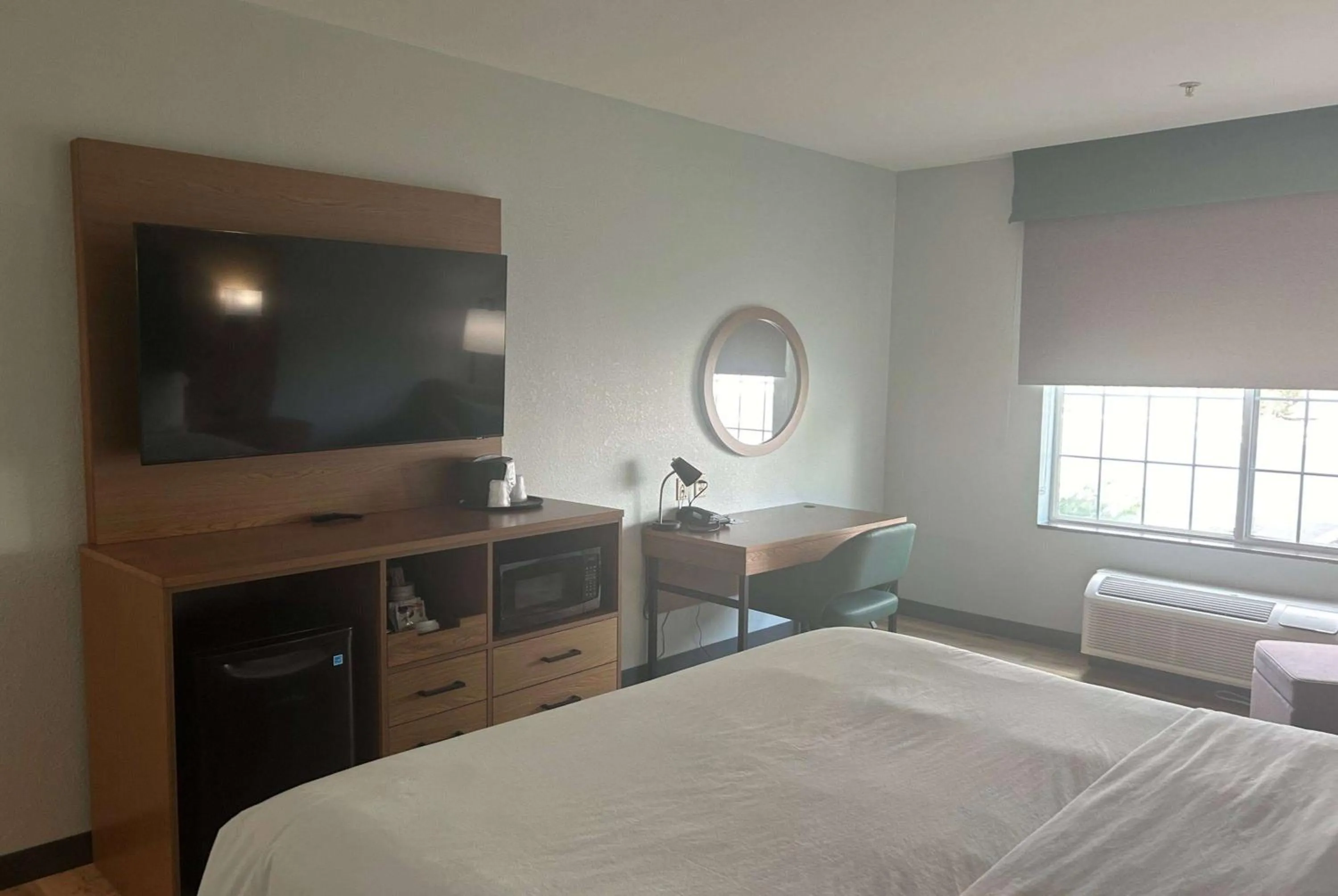 Photo of the whole room, Bed in Wingate By Wyndham Mansfield Ontario