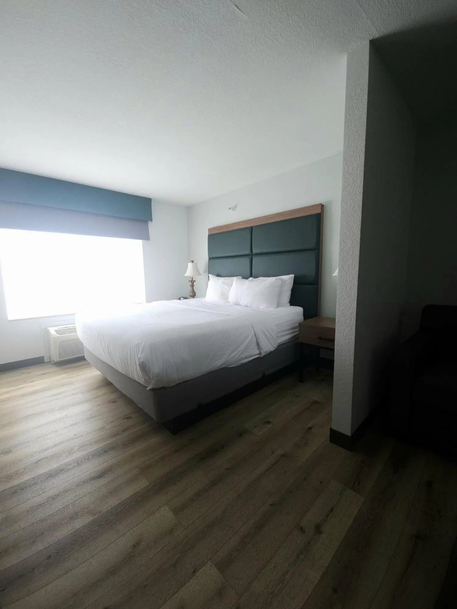 Bedroom, Bed in Wingate by Wyndham Youngstown - Austintown