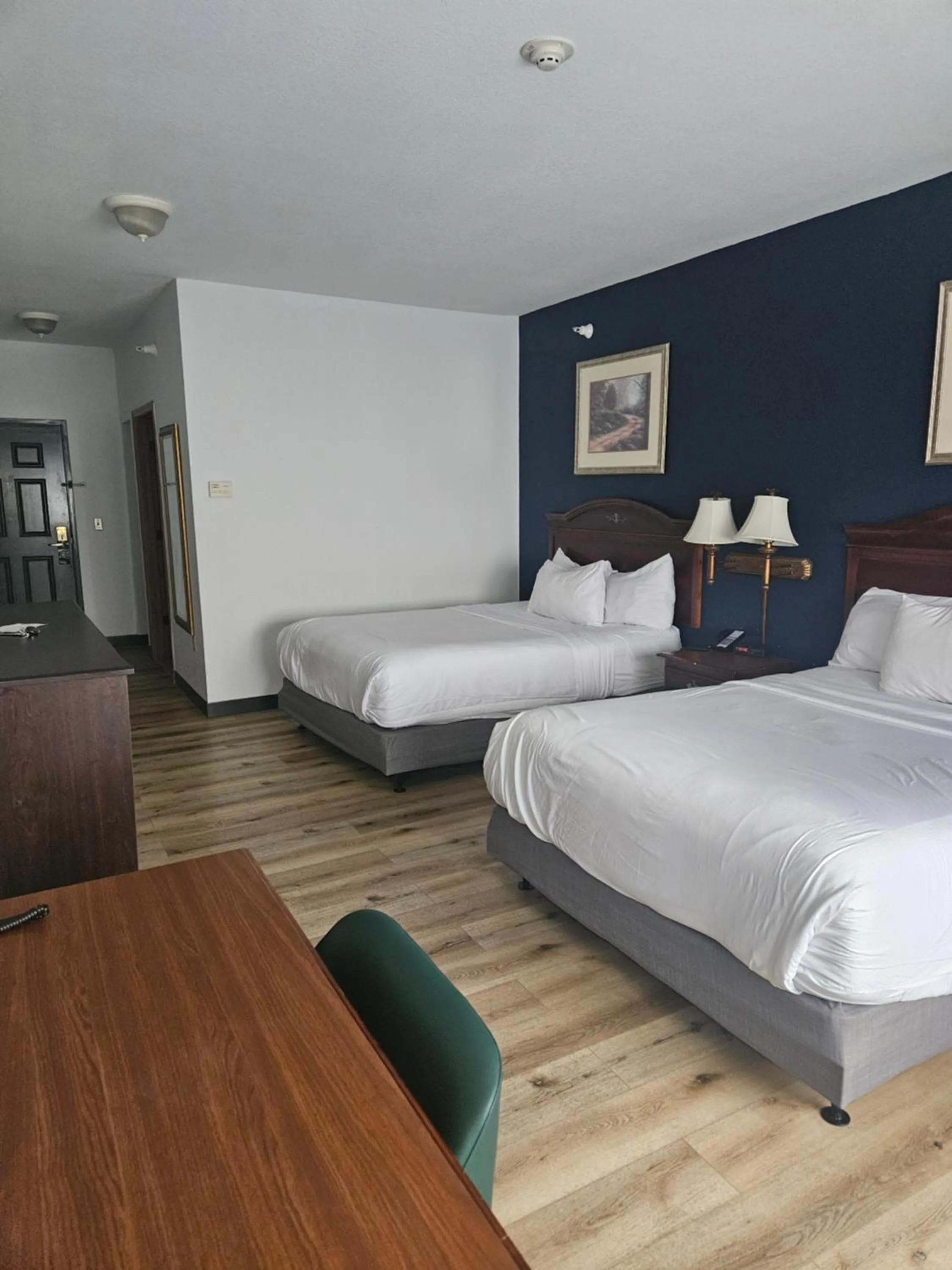 Bedroom, Bed in Wingate by Wyndham Youngstown - Austintown