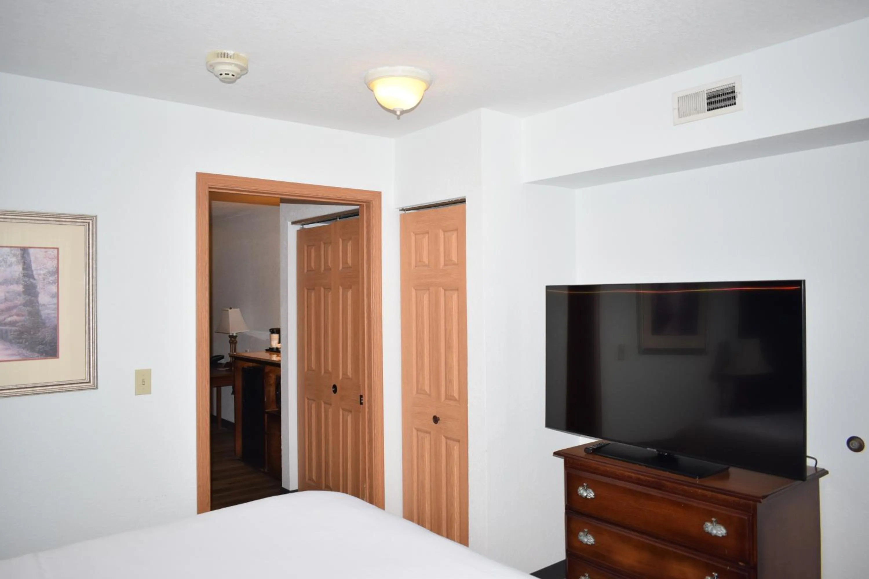 TV and multimedia, Bed in Wingate by Wyndham Youngstown - Austintown