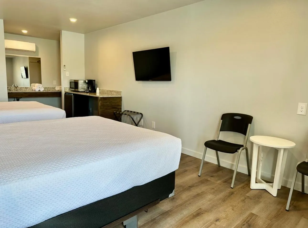 Bed in Lakeside Motel, Cabins and RV