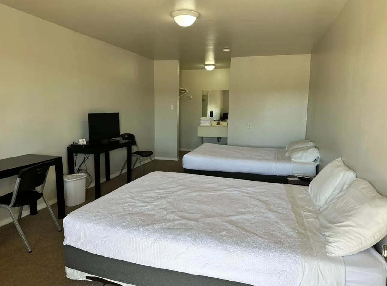 Photo of the whole room, Bed in Lakeside Motel, Cabins and RV