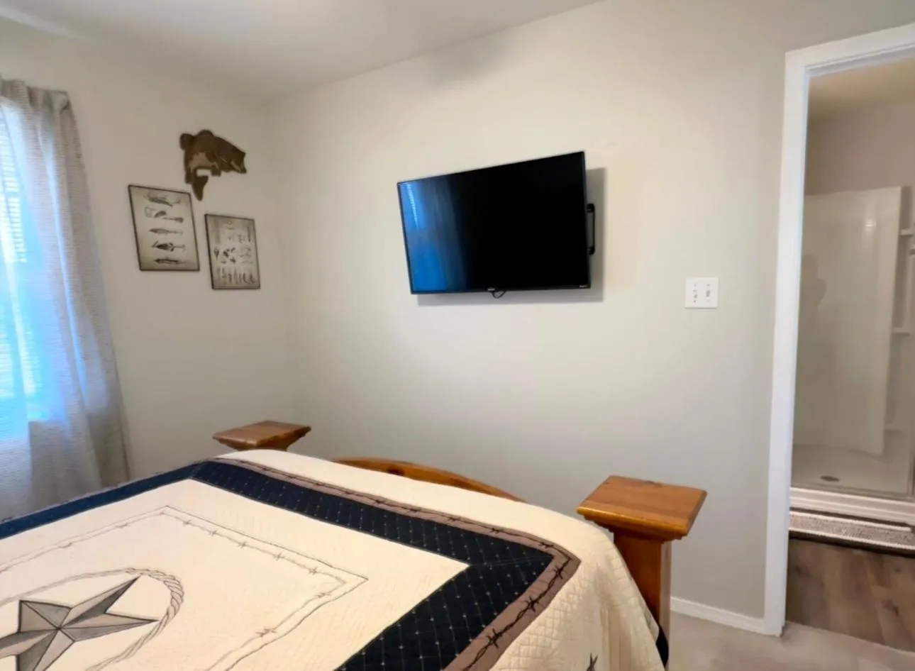 TV and multimedia, Bed in Lakeside Motel, Cabins and RV