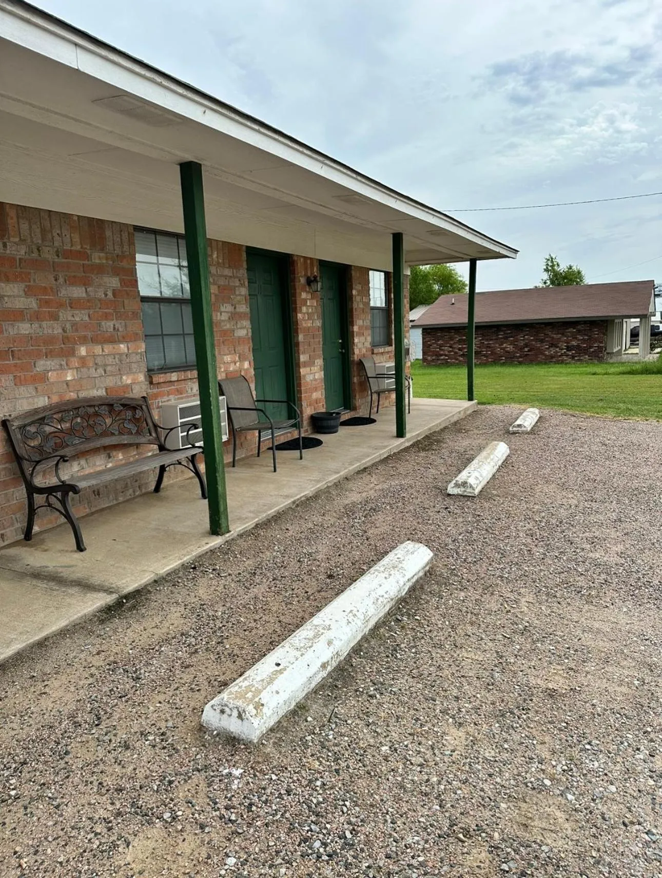 Property building in Lakeside Motel, Cabins and RV