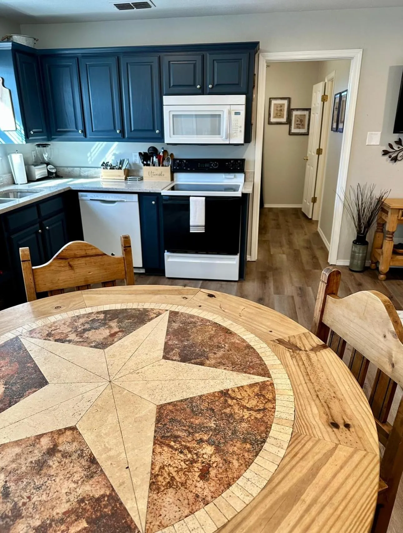 Kitchen or kitchenette in Lakeside Motel, Cabins and RV