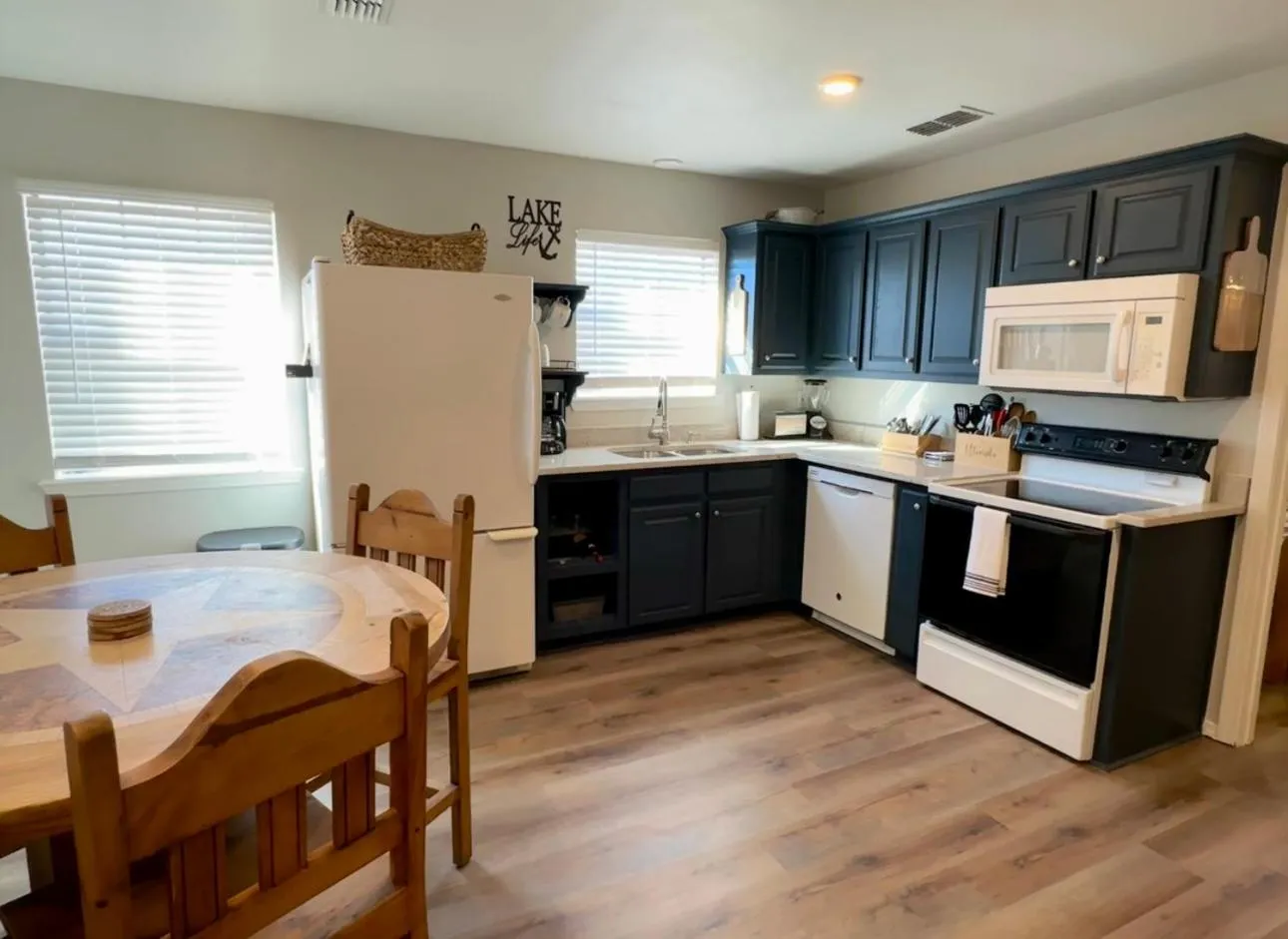 Kitchen or kitchenette in Lakeside Motel, Cabins and RV