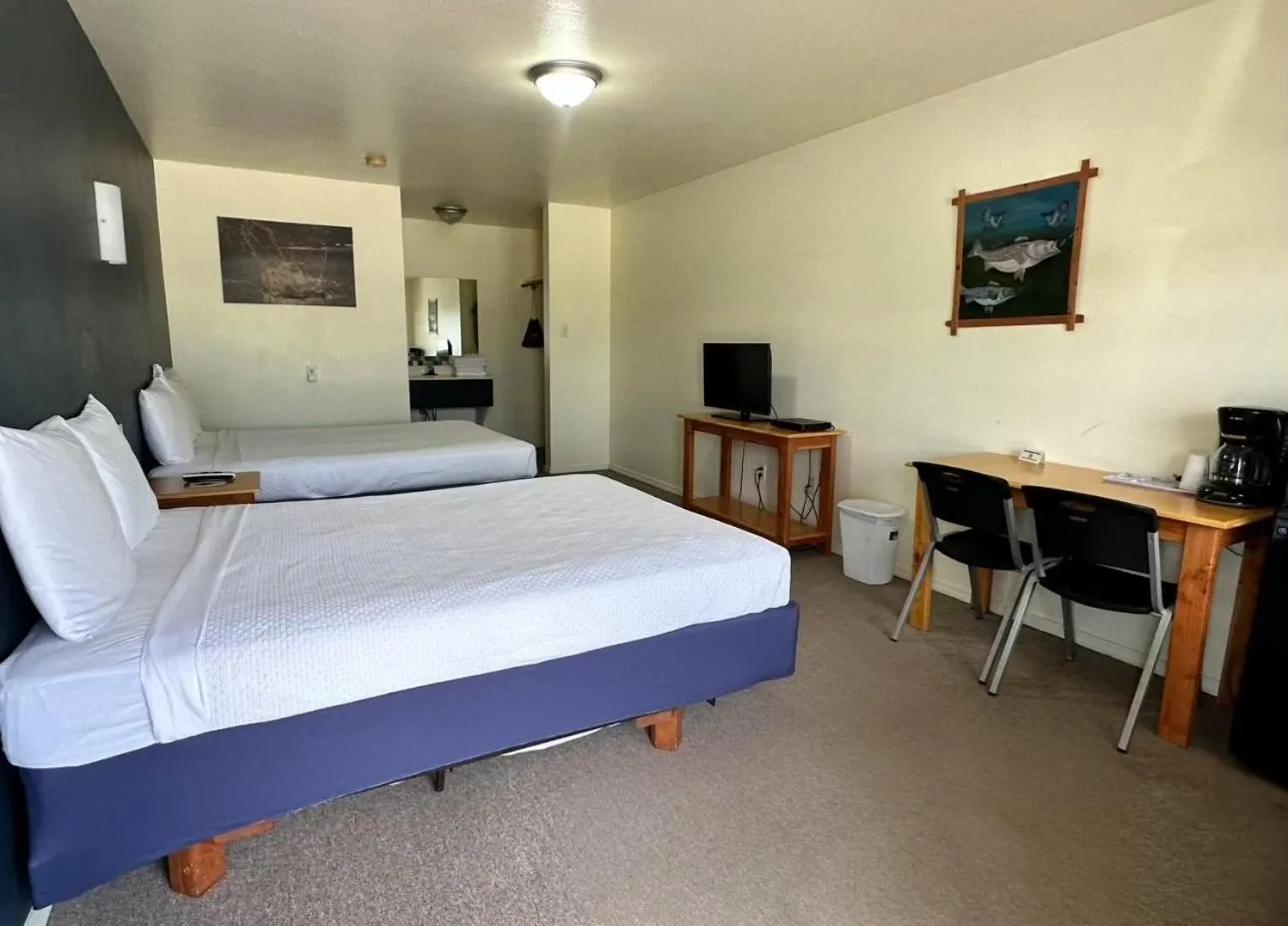 Bed in Lakeside Motel, Cabins and RV