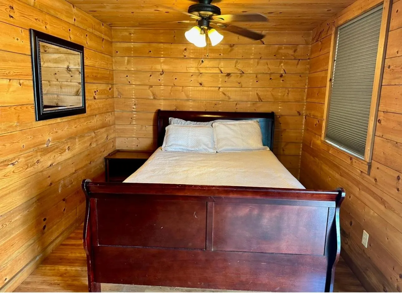 Bed in Lakeside Motel, Cabins and RV