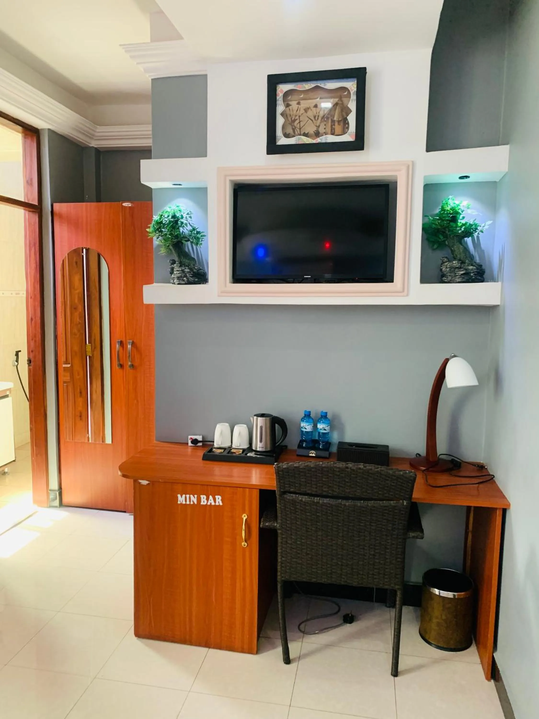 Communal lounge/ TV room in Green Mountain Hotel