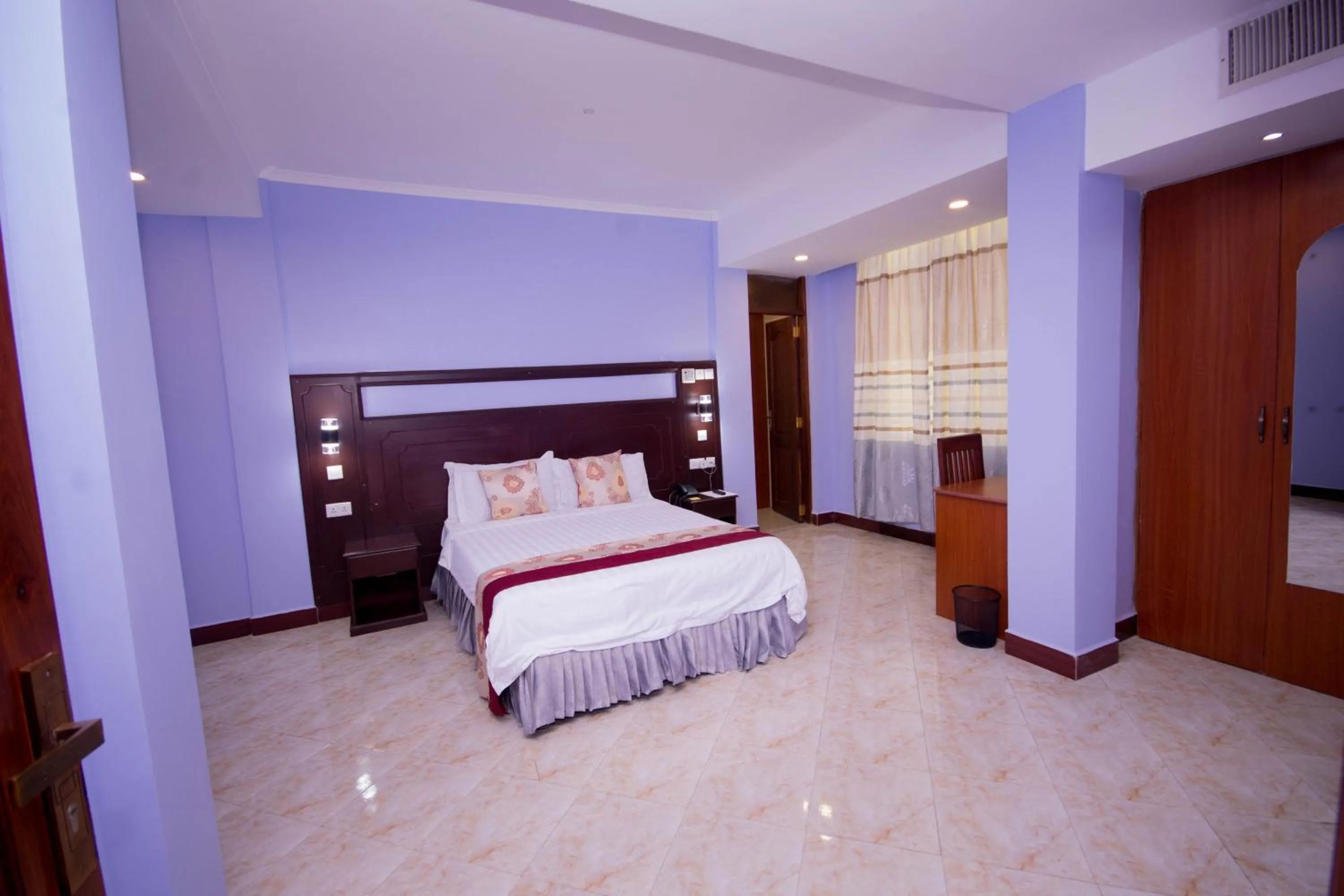 Bathroom, Bed in Green Mountain Hotel