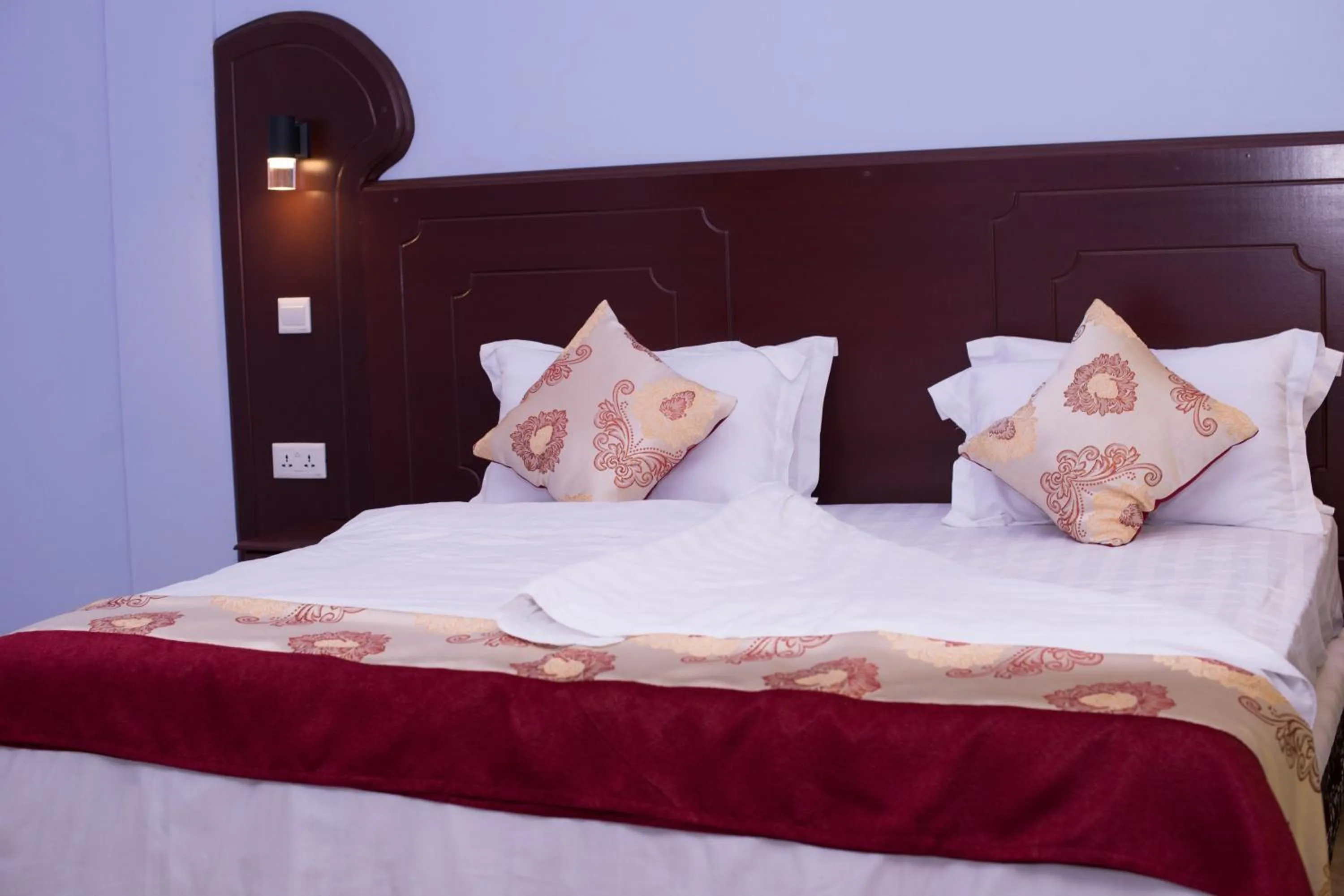 Bathroom, Bed in Green Mountain Hotel