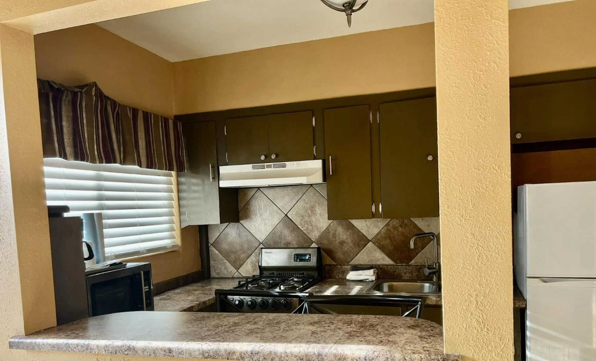 Kitchen or kitchenette in Frontier Motel