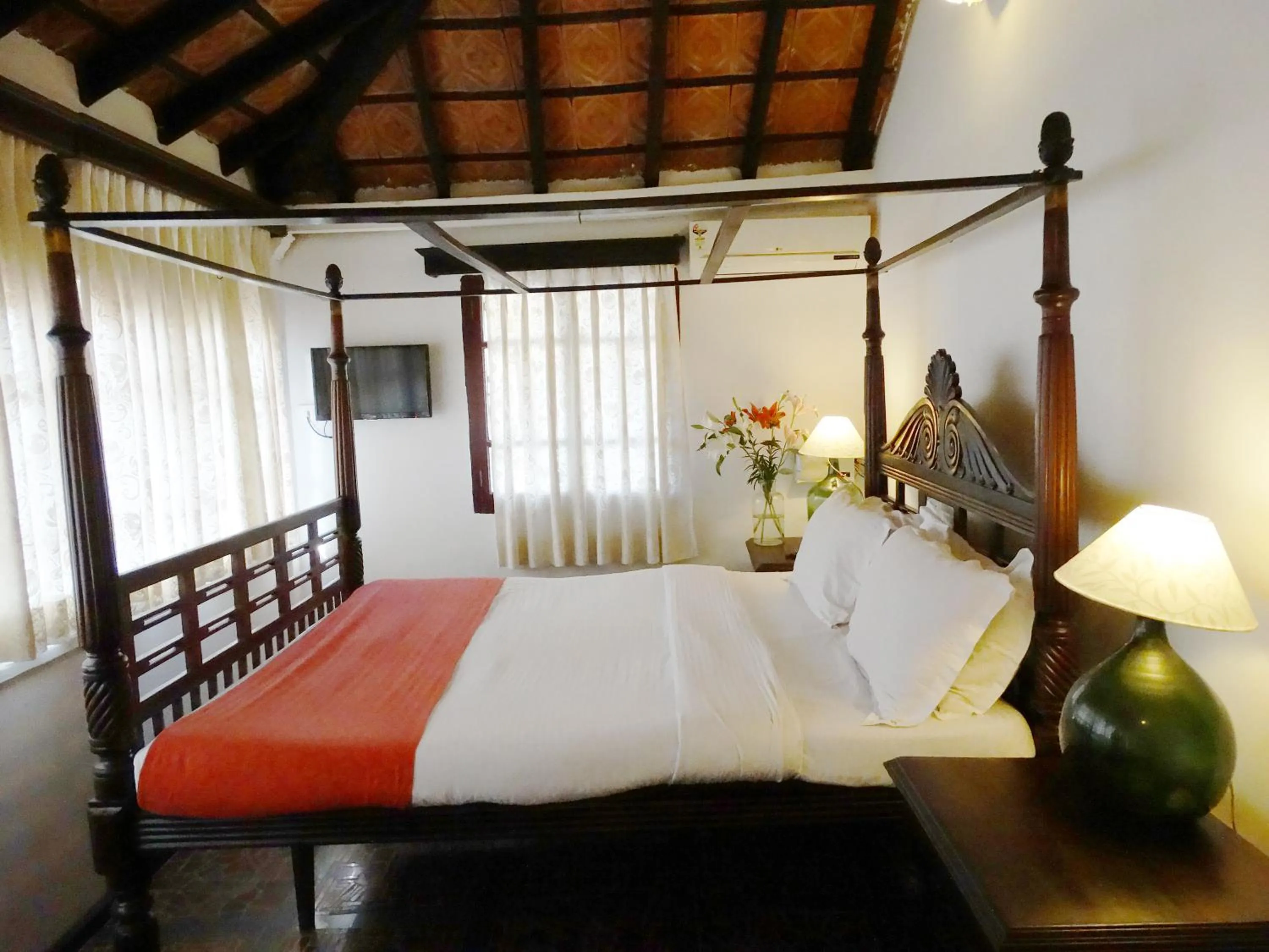 Bed in WelcomHeritage Panjim Pousada
