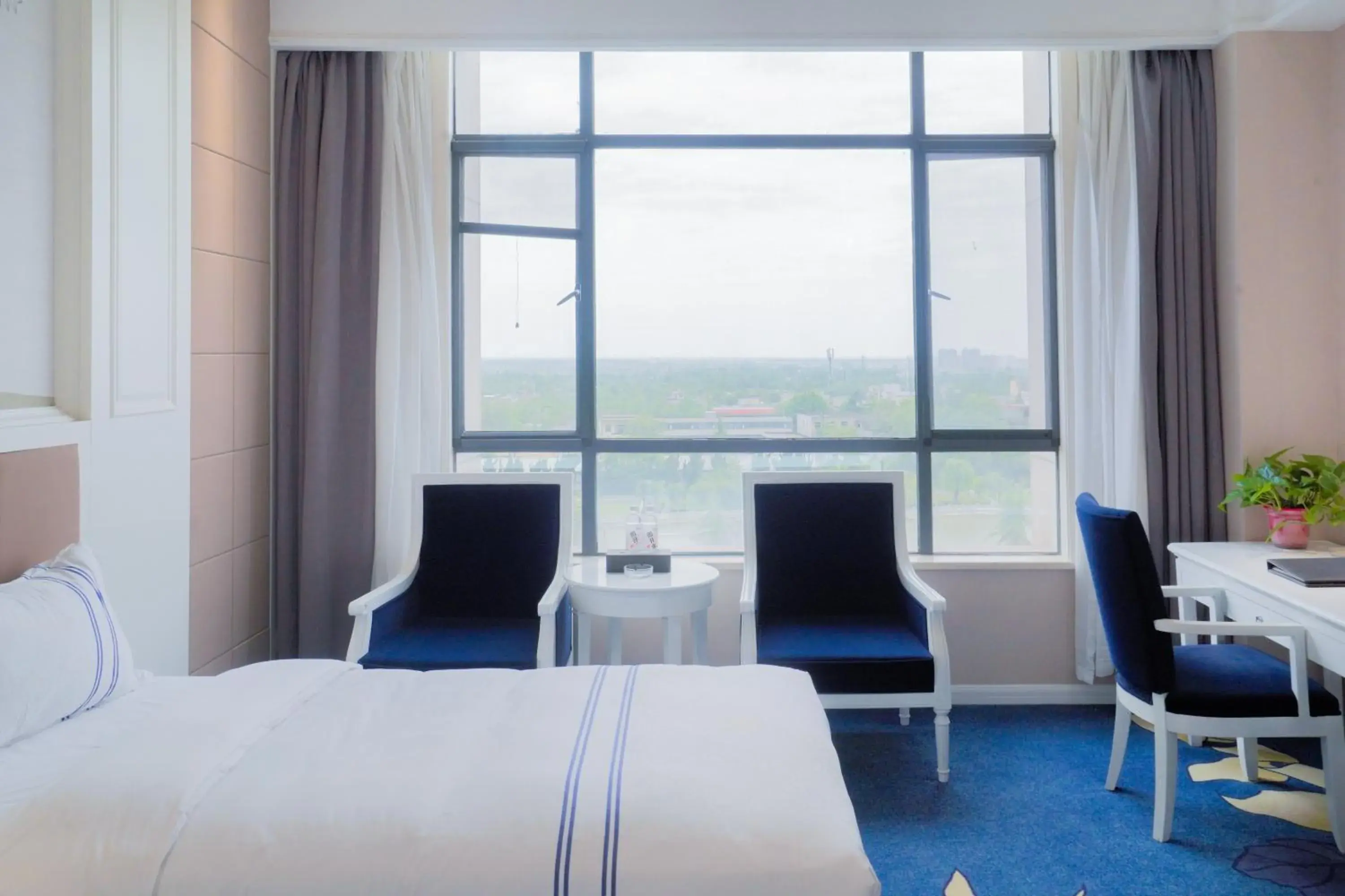 Twin Room with Lake View in Huashan Xinghe International Hotel Twin Room with Lake View in Huashan Xinghe International Hotel