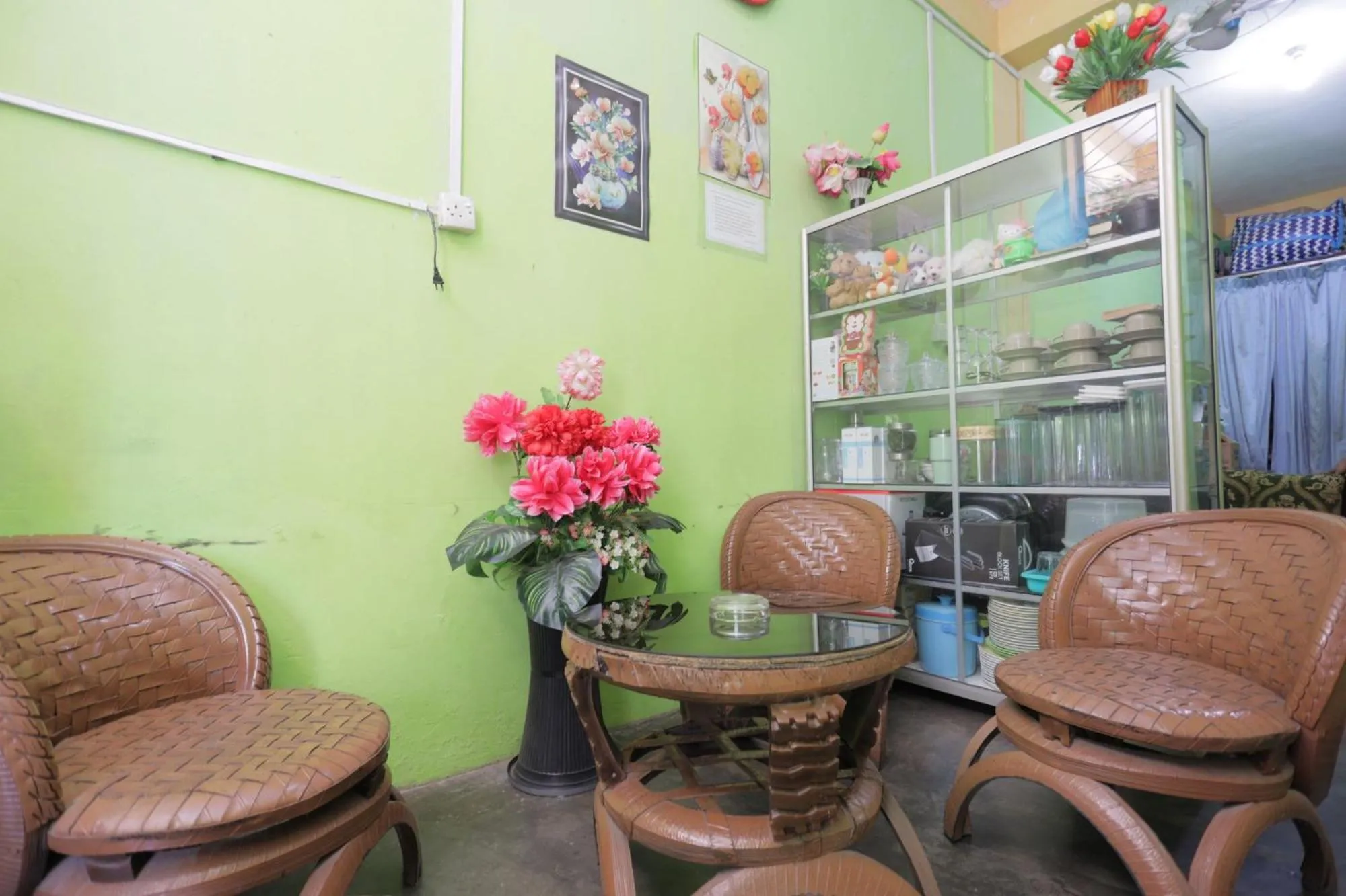 Lobby or reception in SPOT ON 93446 Penginapan Mak Yes