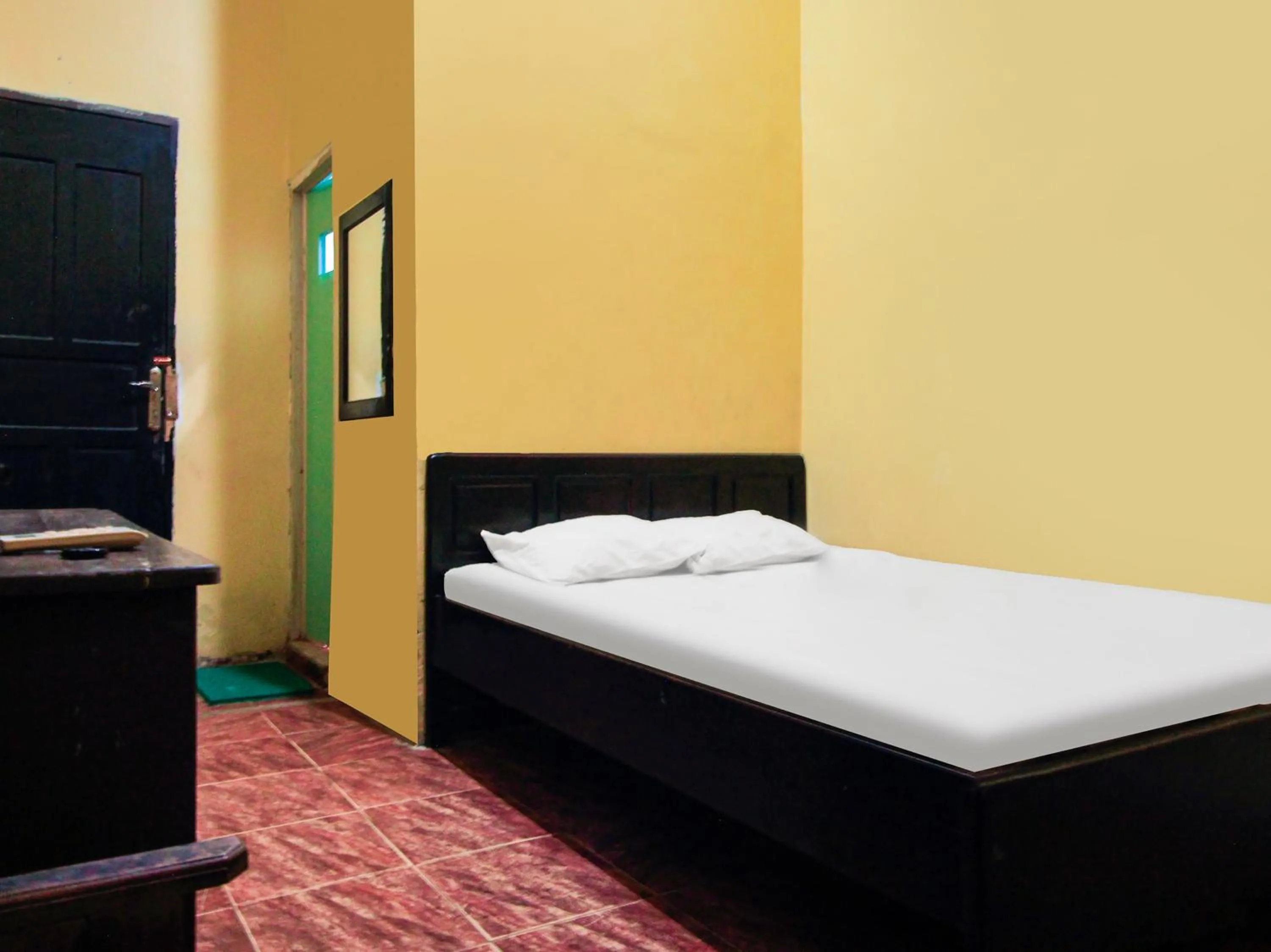 Bedroom, Bed in Hotel O Emmy Homestay Syariah