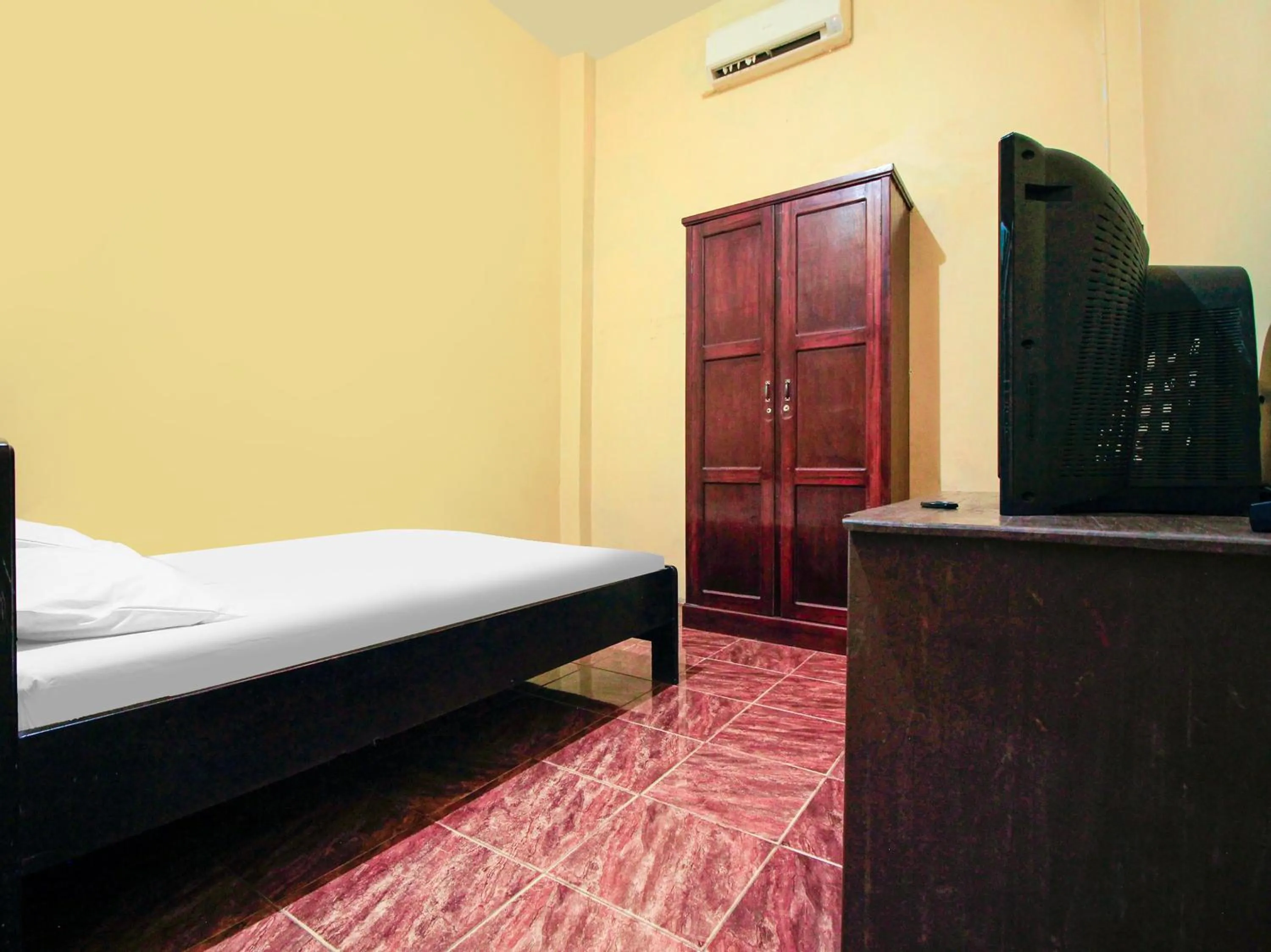 Bedroom, Bed in Hotel O Emmy Homestay Syariah