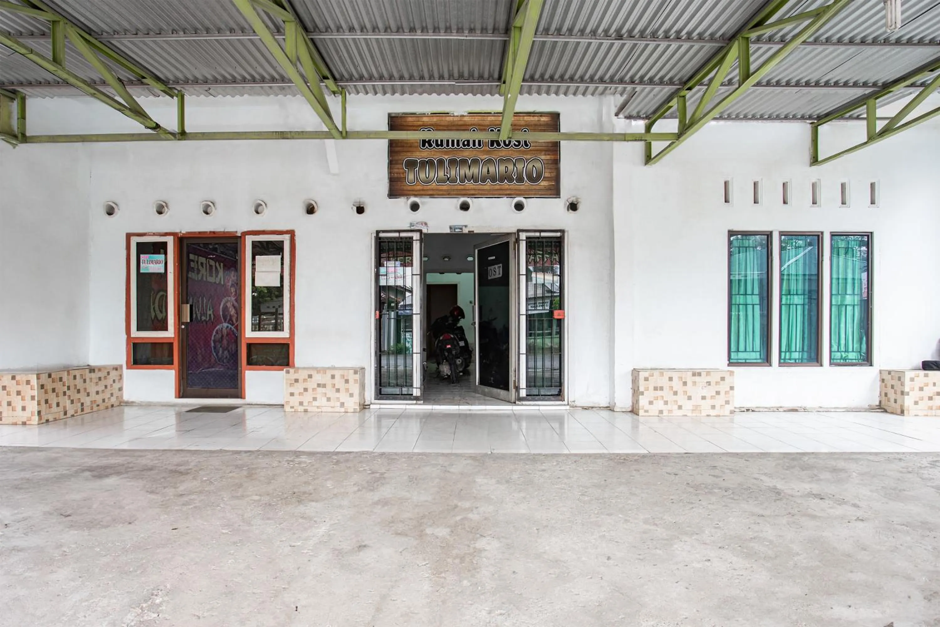 Facade/entrance in Hotel O Penginapan Tulimario Syariah