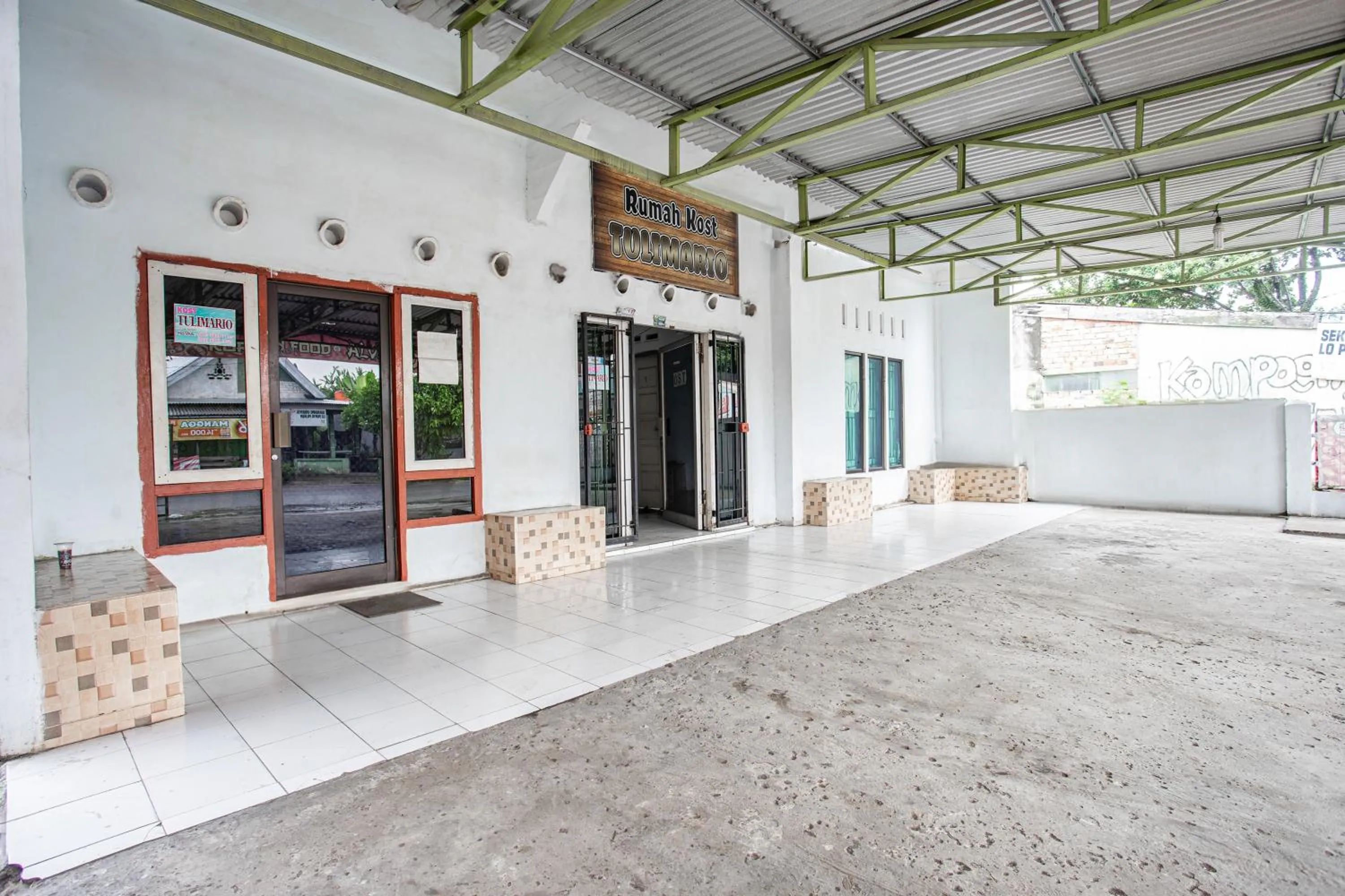 Facade/entrance in Hotel O Penginapan Tulimario Syariah