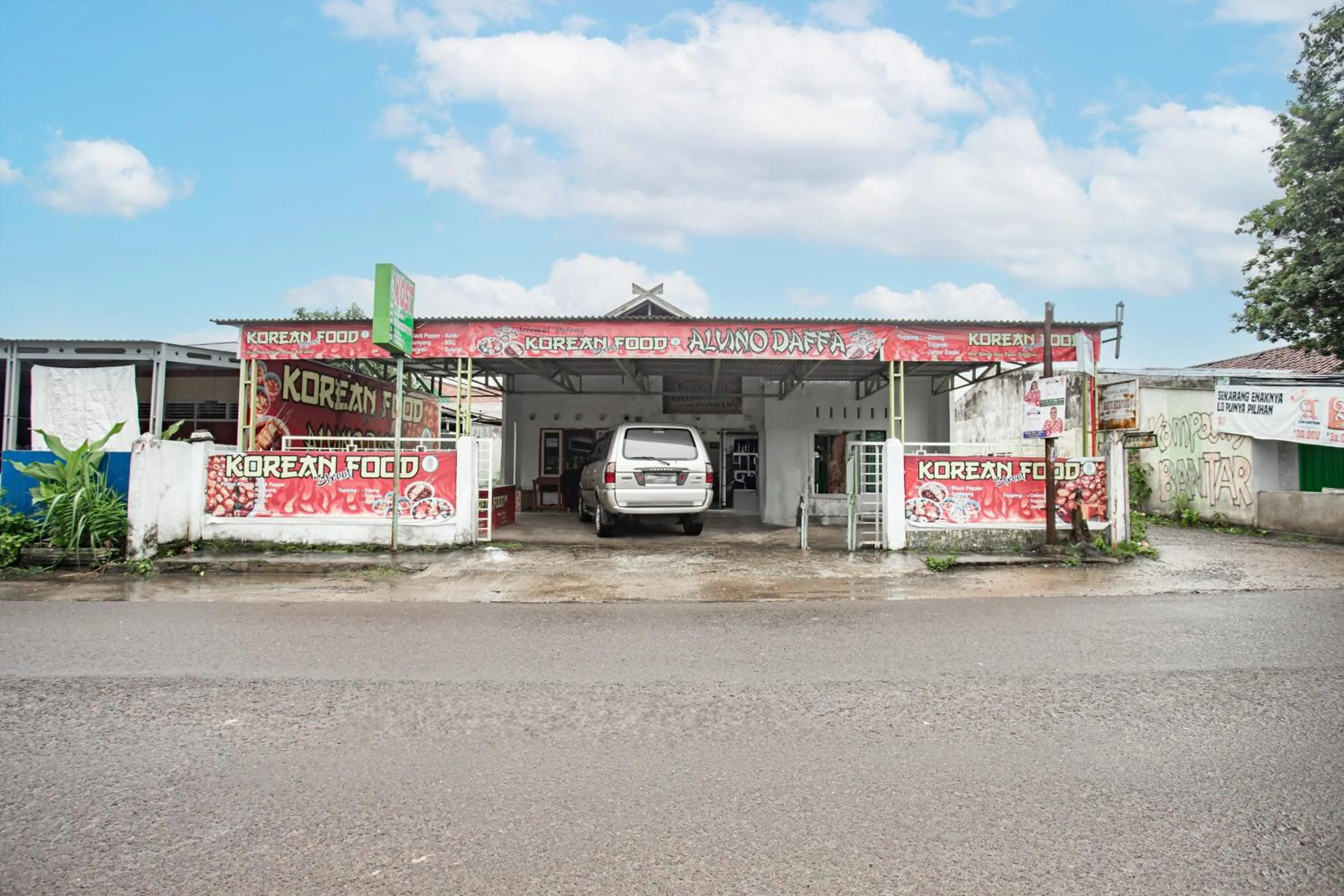 Facade/entrance in Hotel O Penginapan Tulimario Syariah