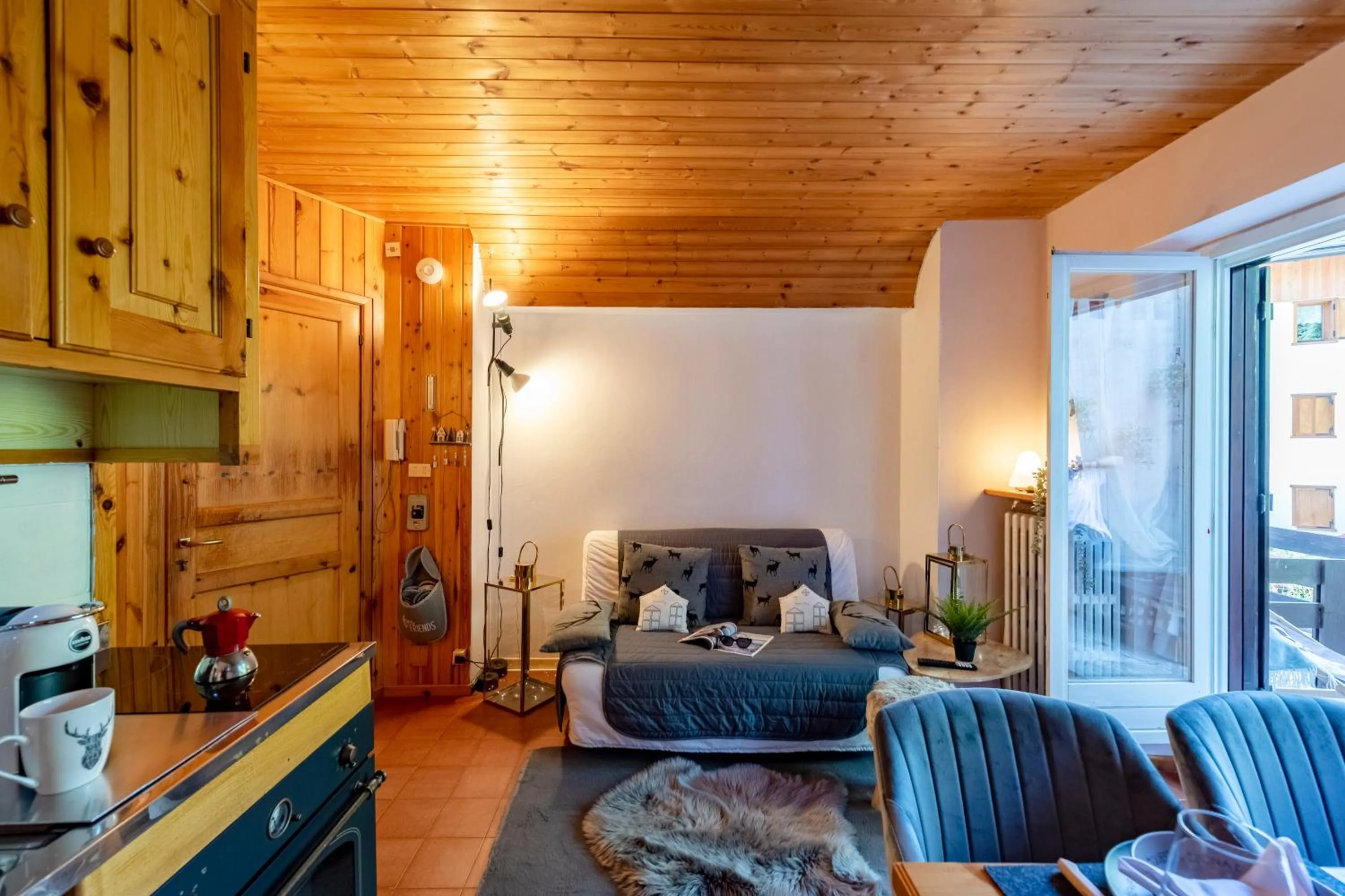 Living room in Chaberton Romantic Retreat Ski In Ski Out - Happy Rentals
