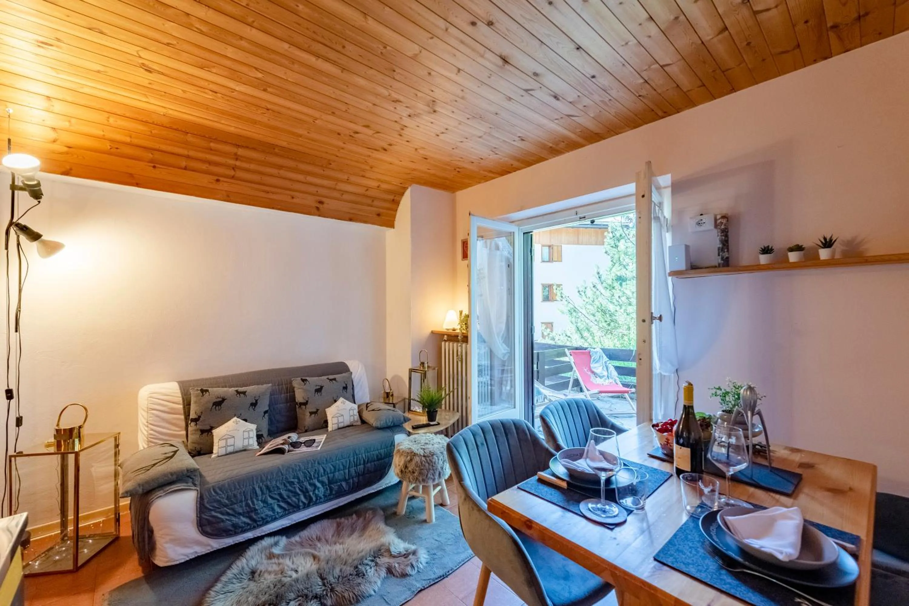 Living room in Chaberton Romantic Retreat Ski In Ski Out - Happy Rentals