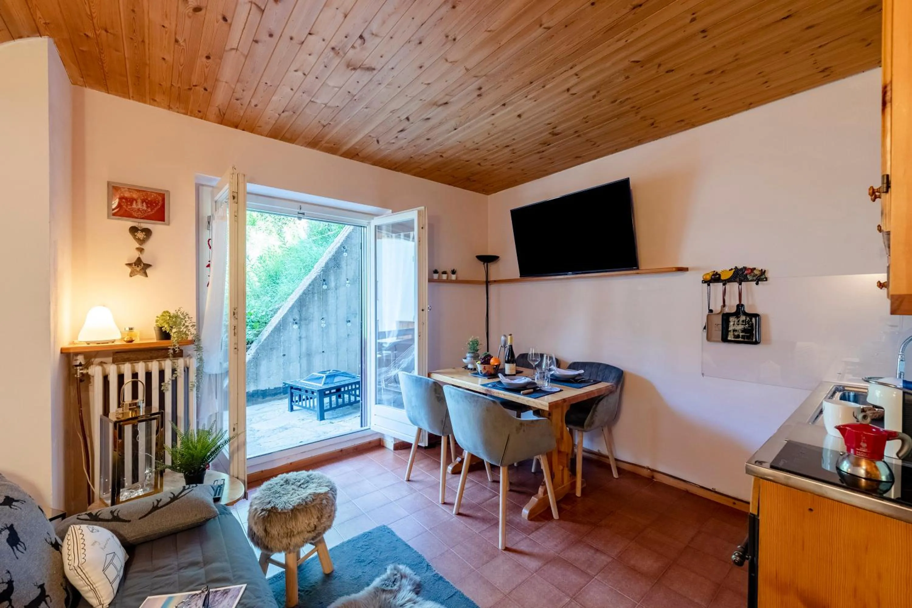 Living room in Chaberton Romantic Retreat Ski In Ski Out - Happy Rentals