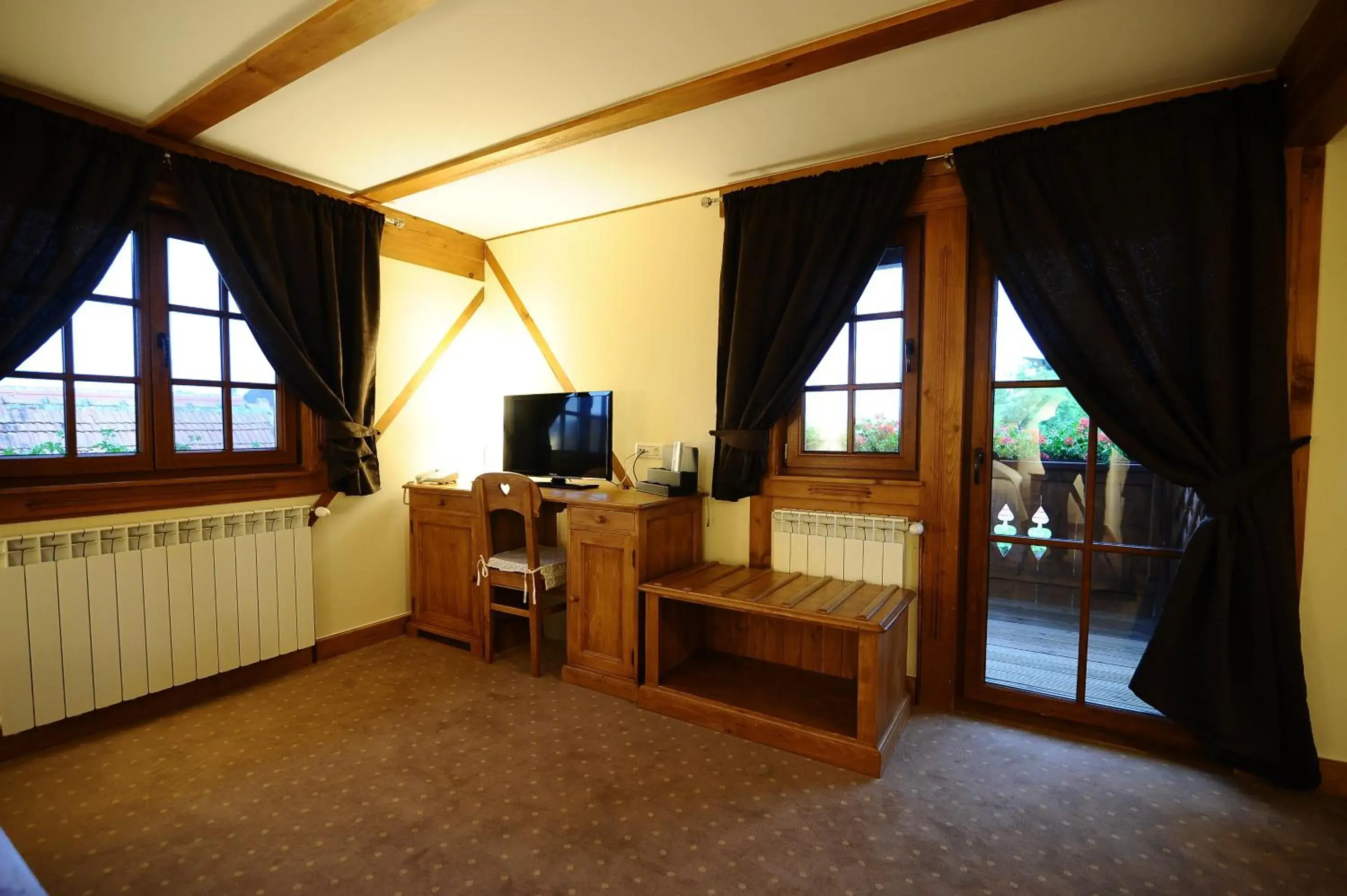 Deluxe Double Room with Balcony in Pensiunea Tohanu Vechi Deluxe Double Room with Balcony in Pensiunea Tohanu Vechi