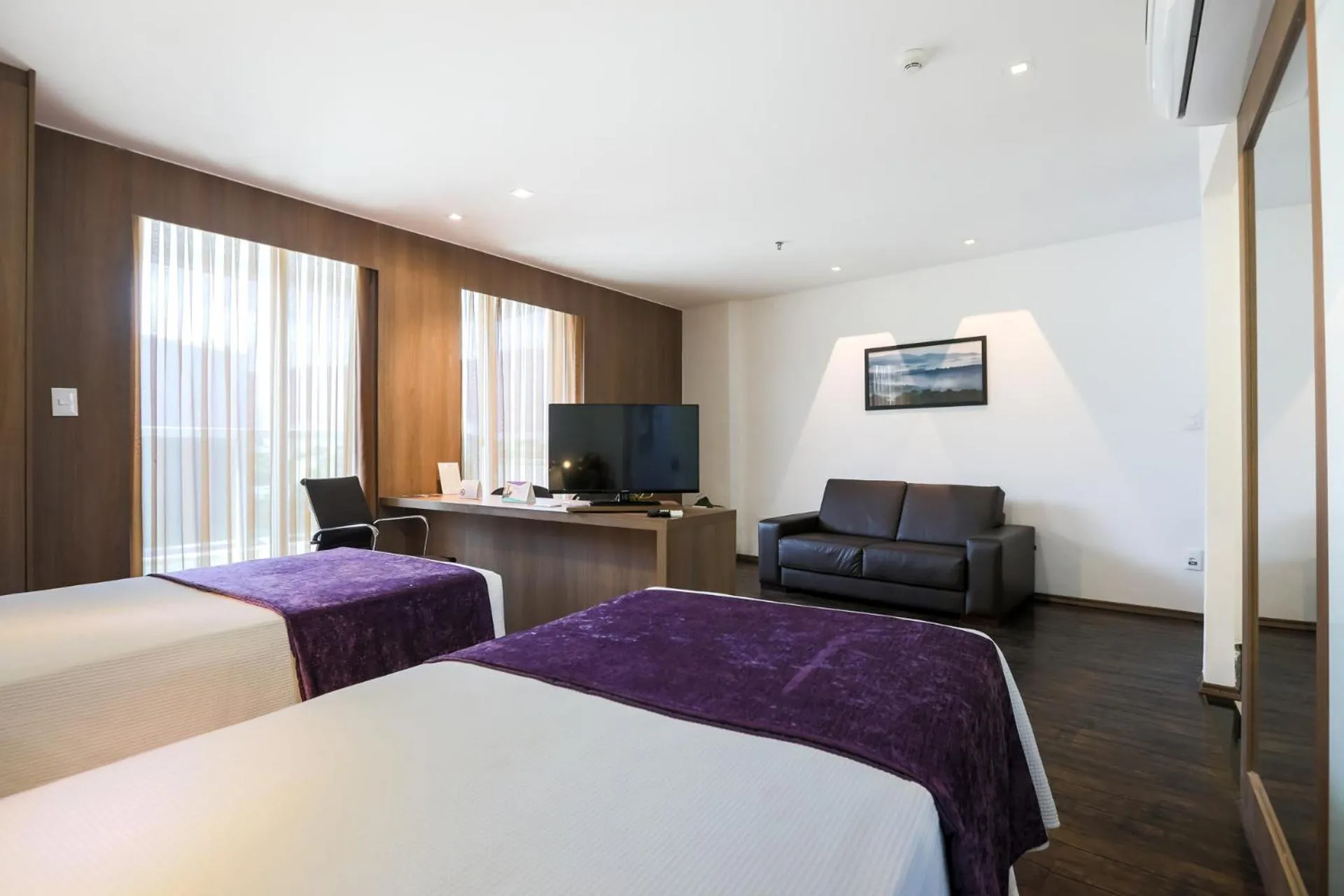 Photo of the whole room, Bed in San Diego Suítes Governador Valadares