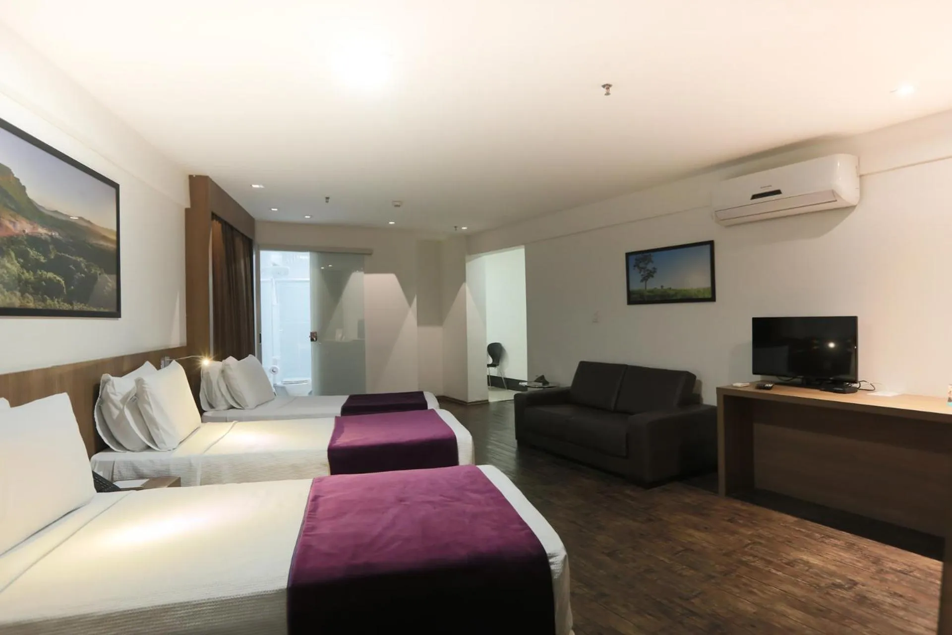 Photo of the whole room, Bed in San Diego Suítes Governador Valadares