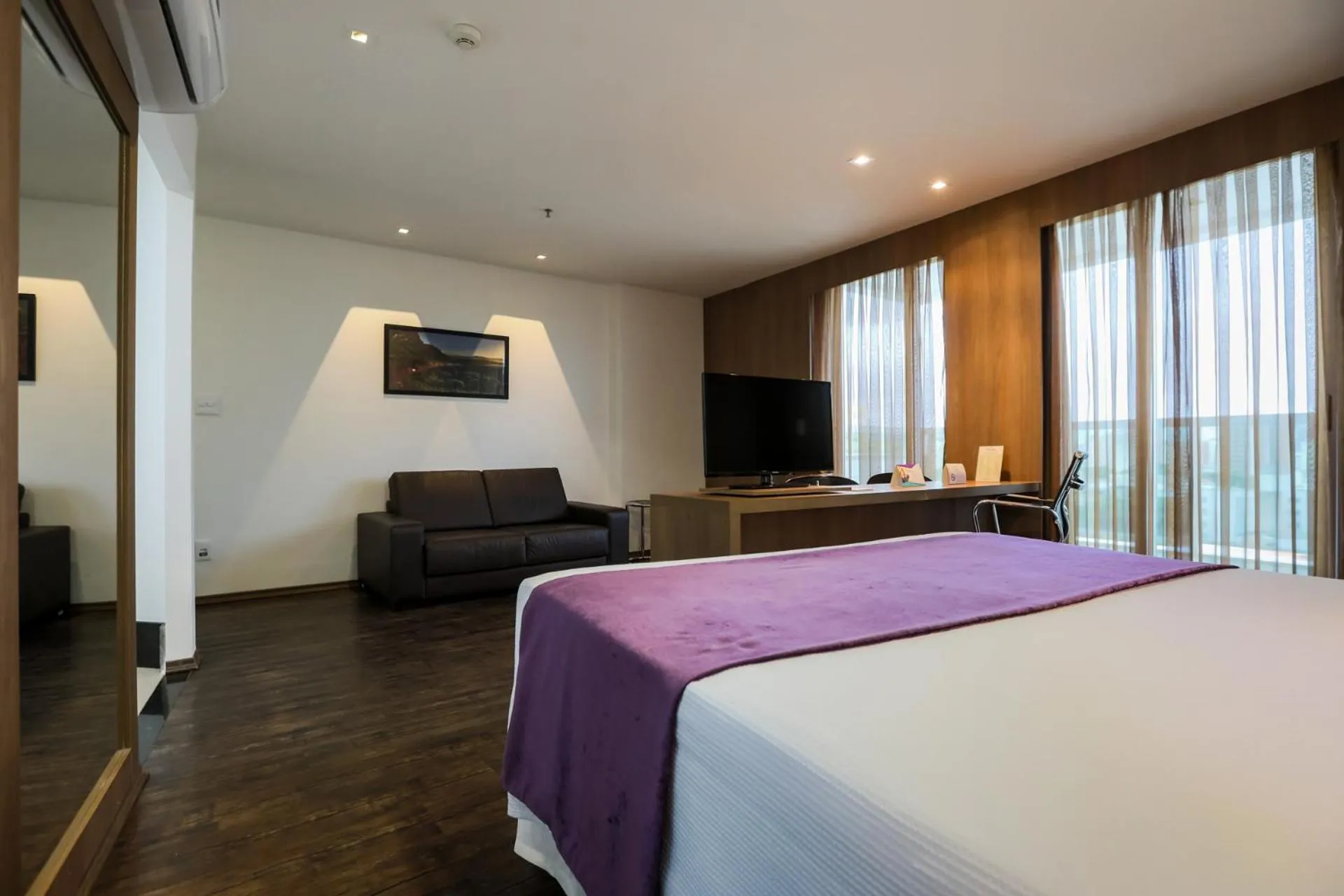 Photo of the whole room, Bed in San Diego Suítes Governador Valadares