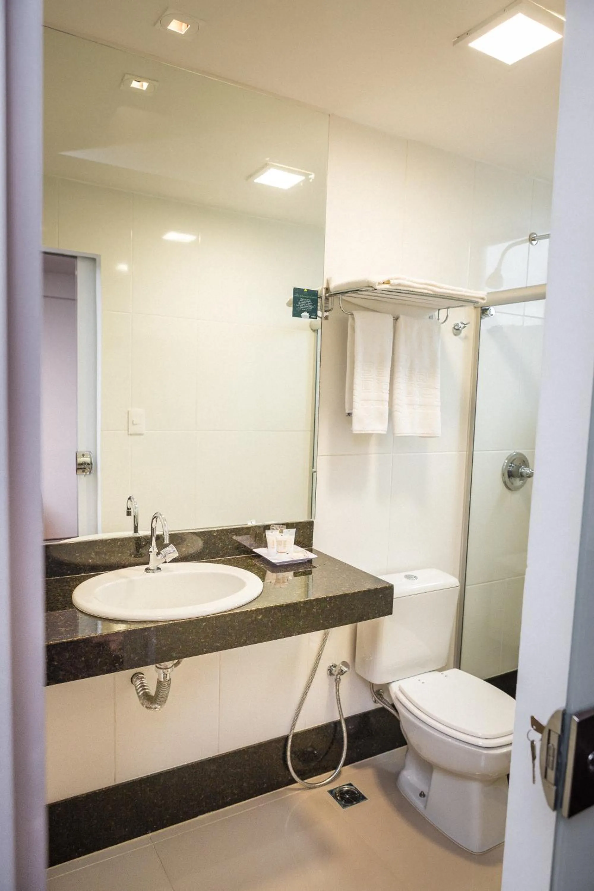 Toilet in San Diego Suítes Governador Valadares