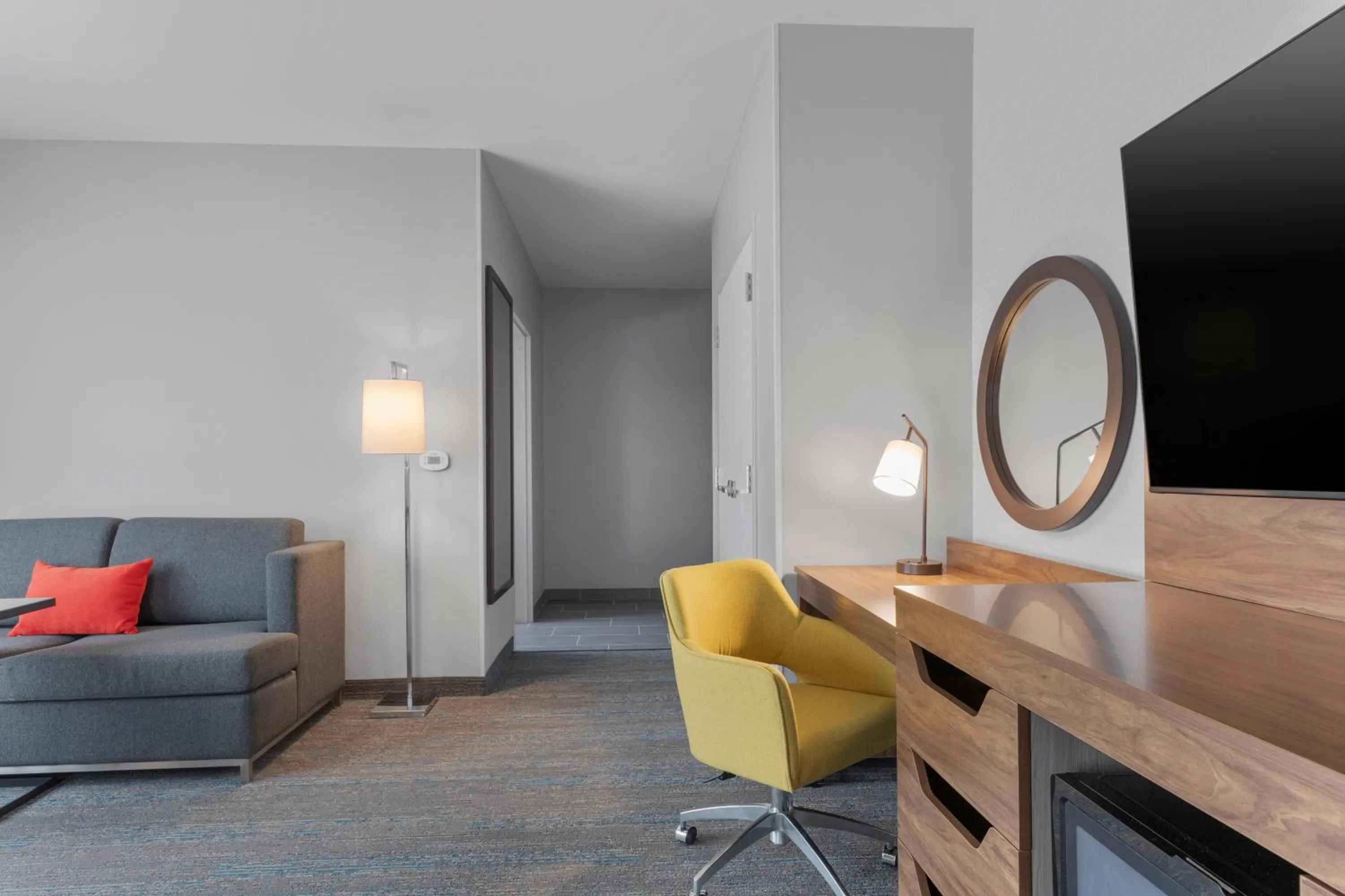 Seating area in Hampton Inn Saline