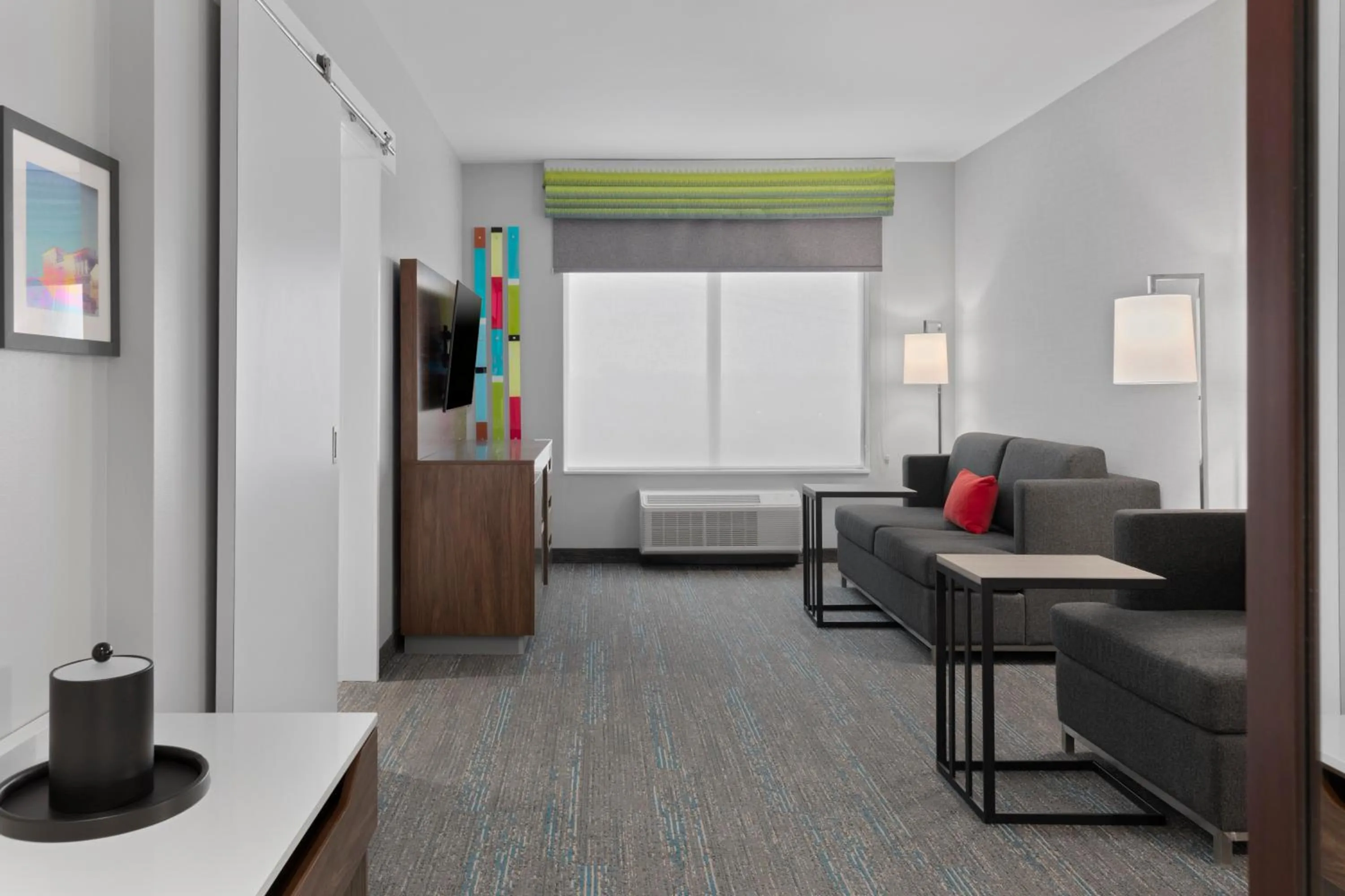 Living room, Bed in Hampton Inn Saline