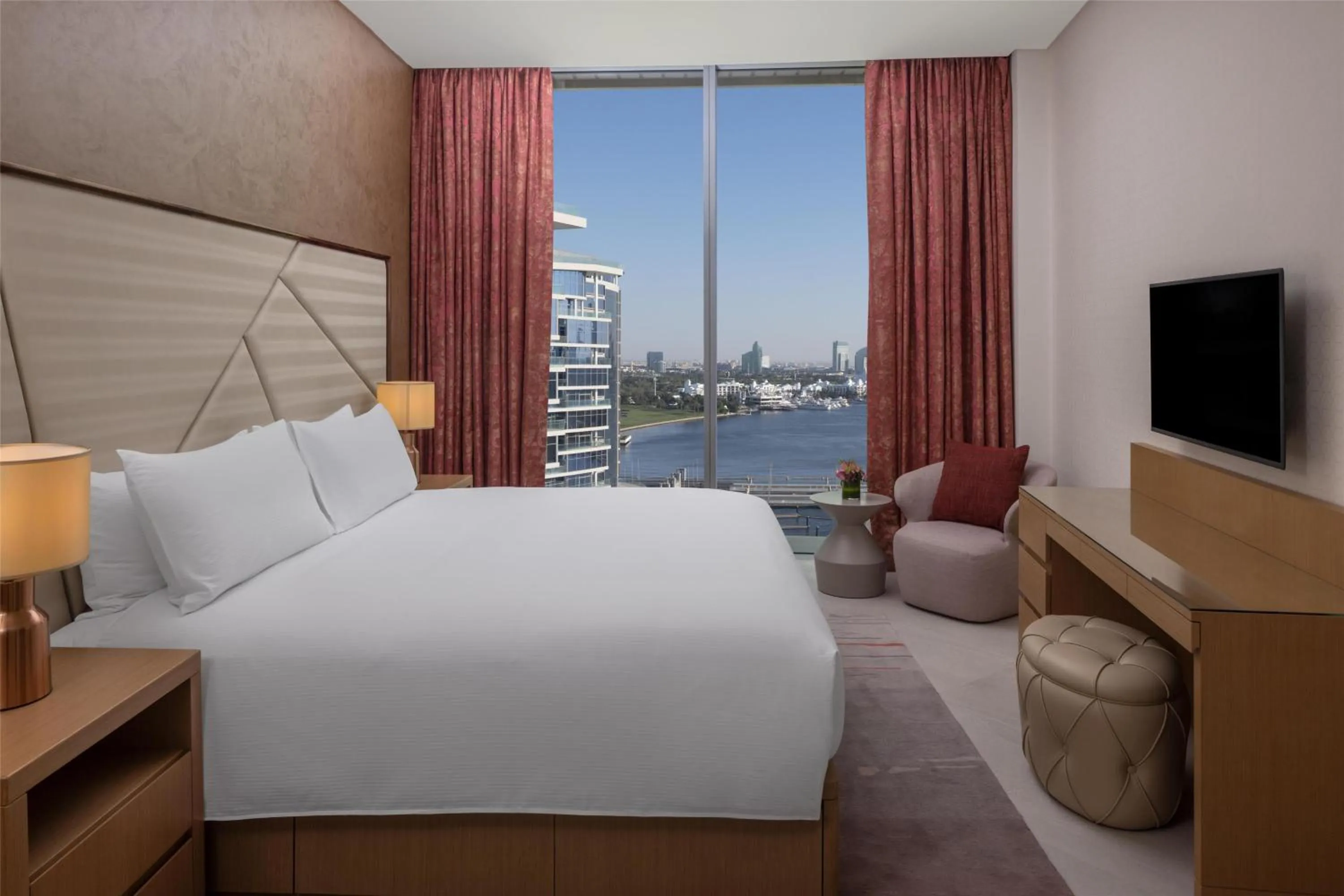 Bed in Hilton Dubai Creek Hotel & Residences