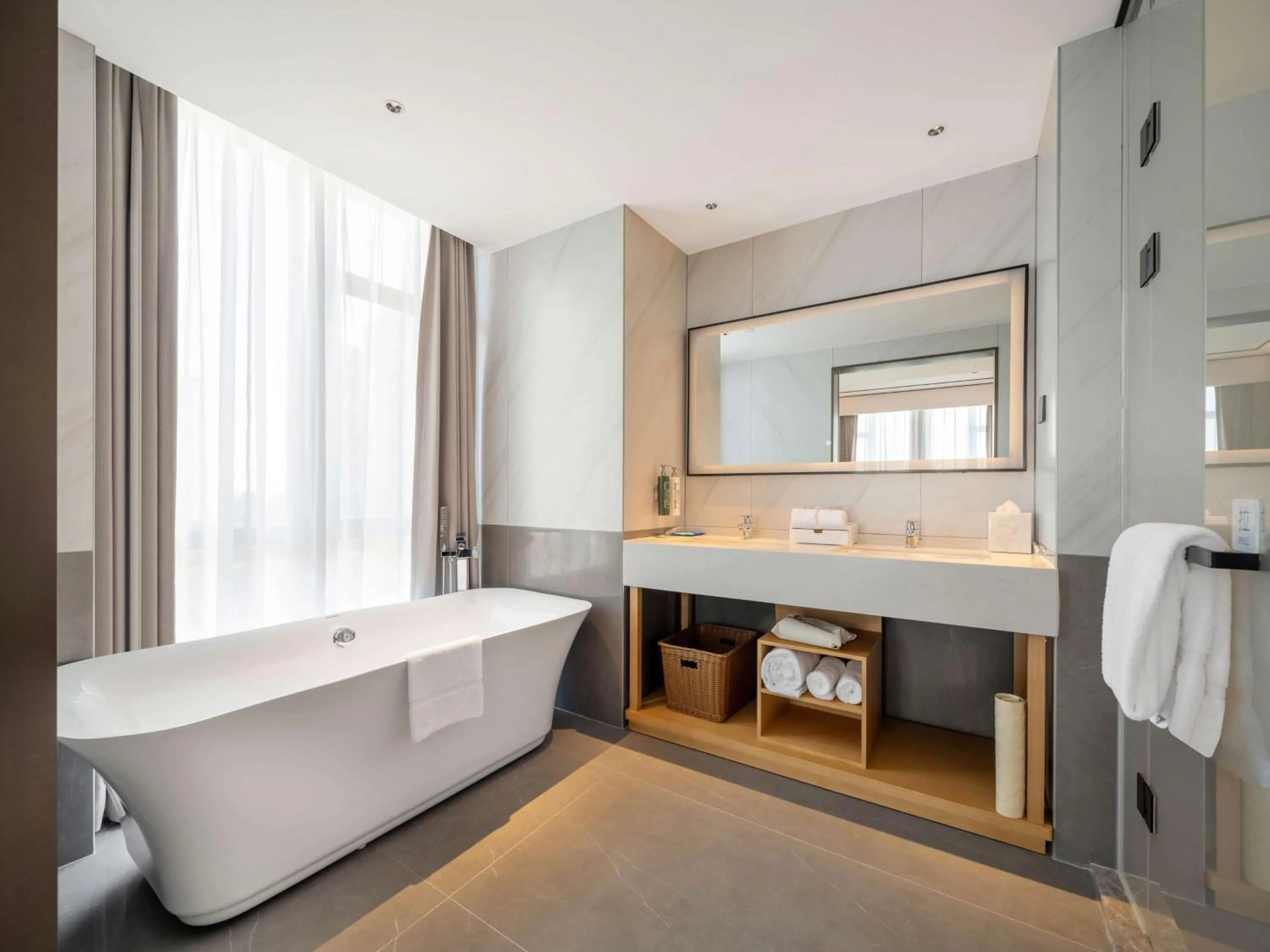 Bathroom, Bed in Hilton Garden Inn Jiangmen Xinhui
