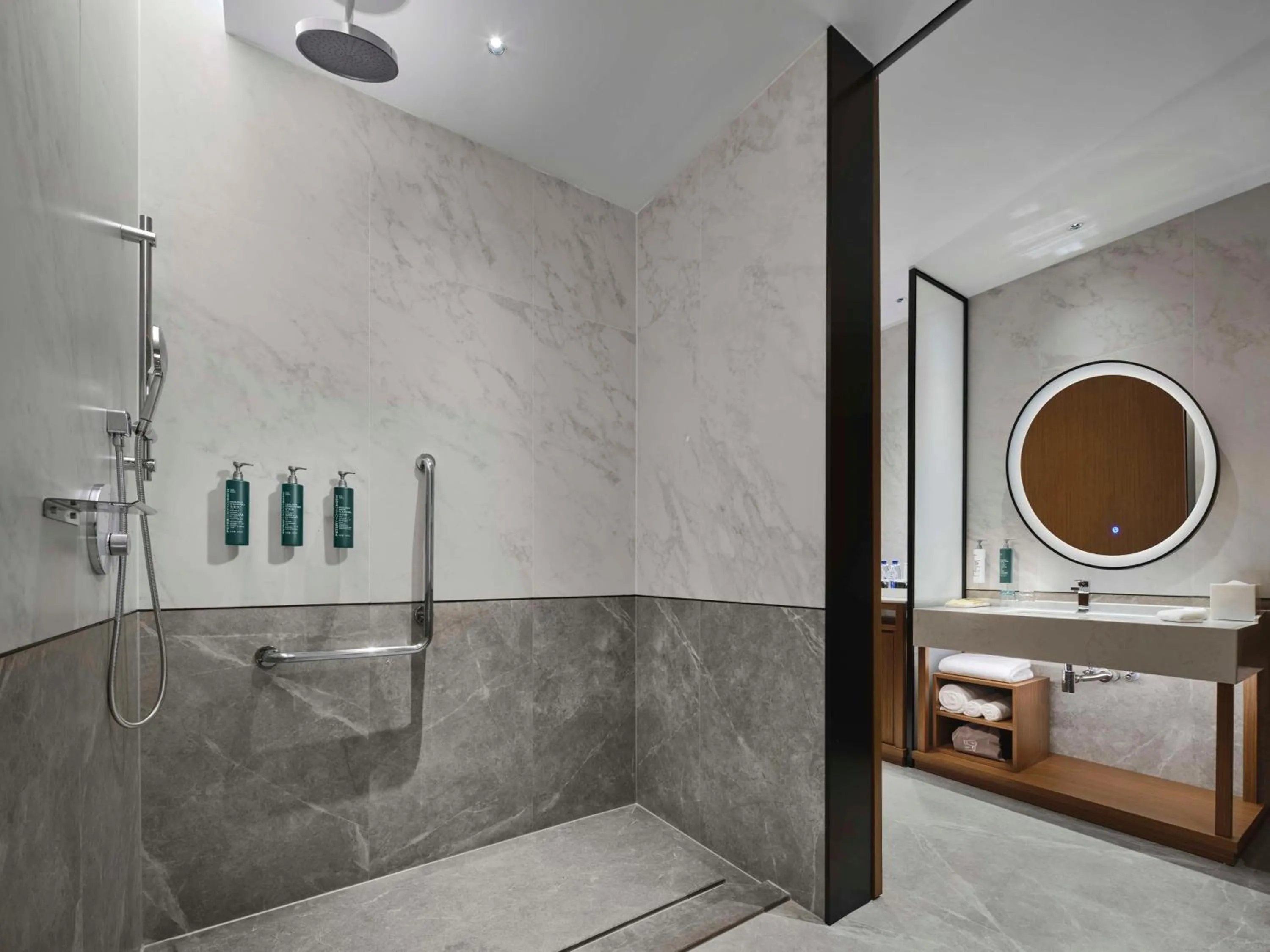 Bathroom in Hilton Garden Inn Huizhou North Railway Station