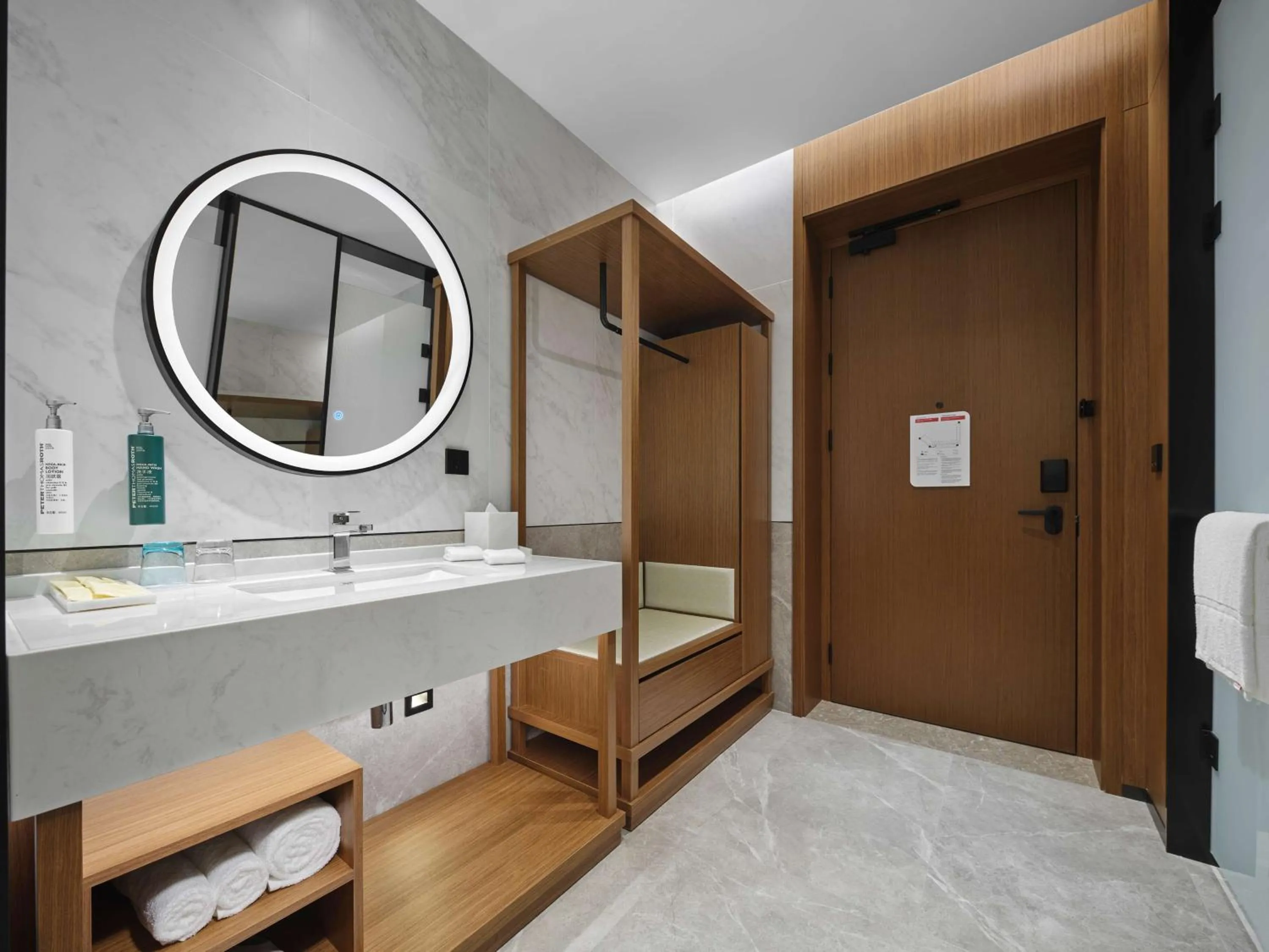 Bathroom, Bed in Hilton Garden Inn Huizhou North Railway Station
