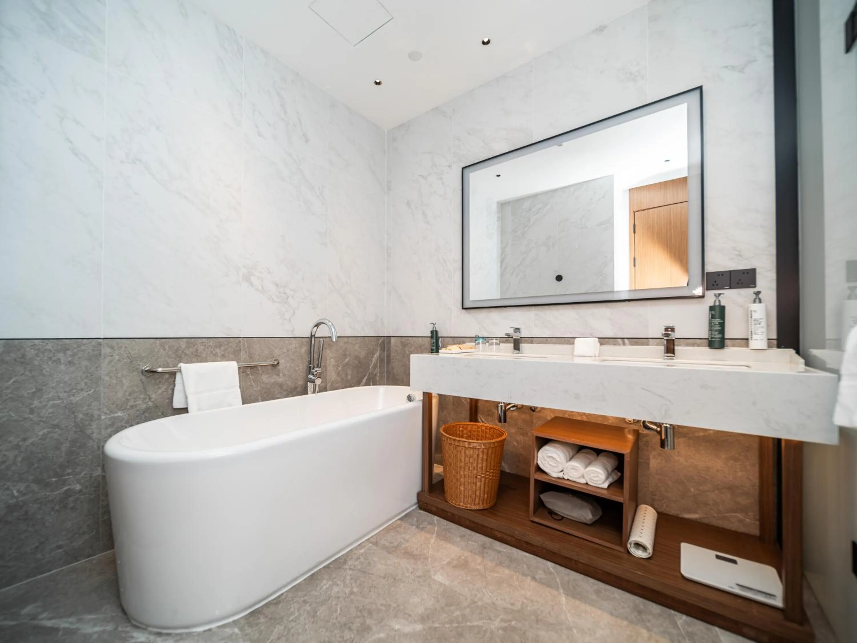 Bathroom in Hilton Garden Inn Huizhou North Railway Station