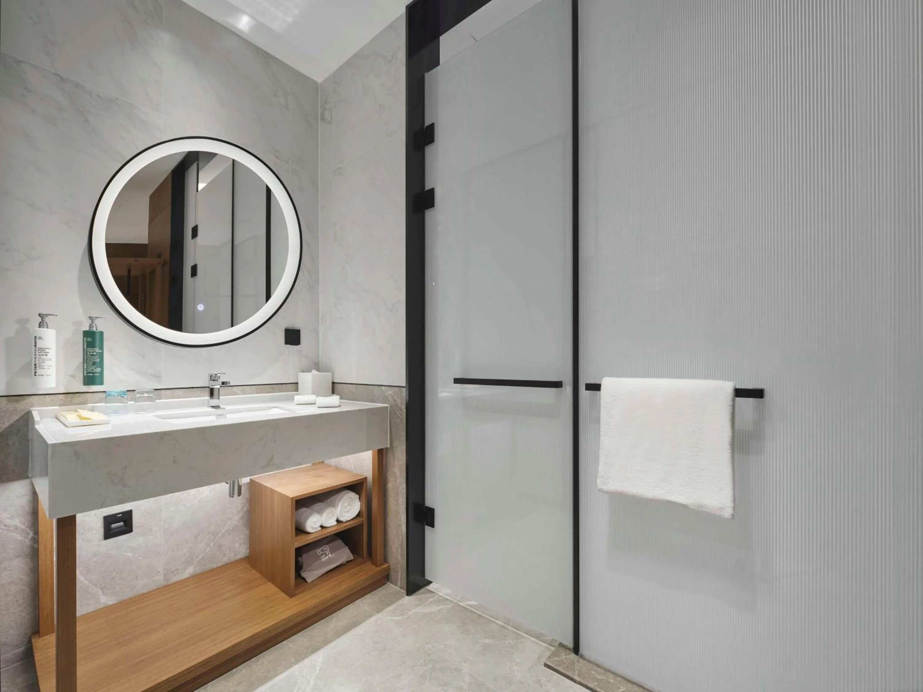 Bathroom in Hilton Garden Inn Huizhou North Railway Station