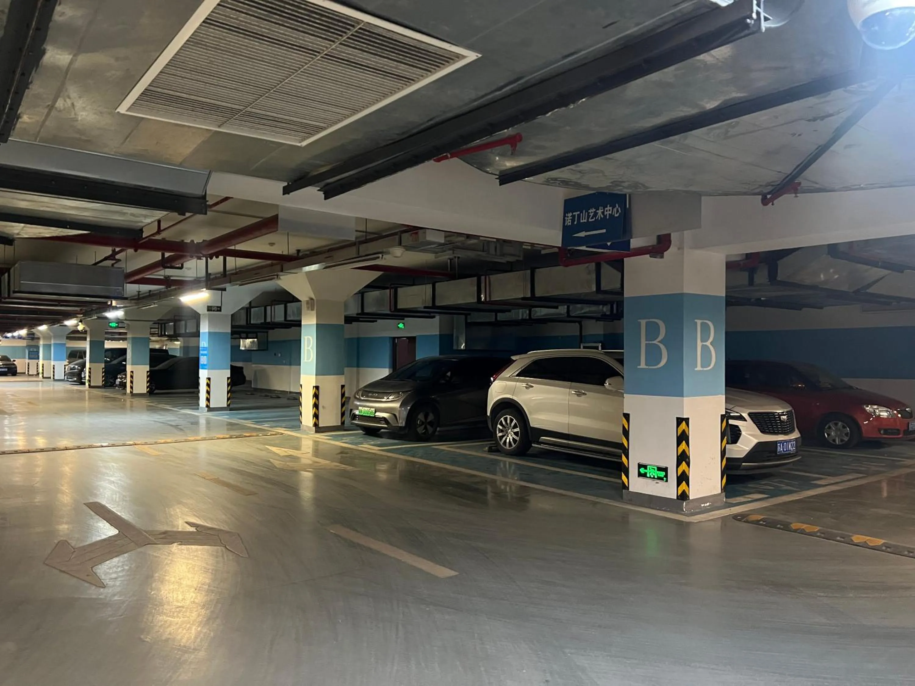 Parking in Hilton Garden Inn Nanjing Hexi Olympic Sports Center