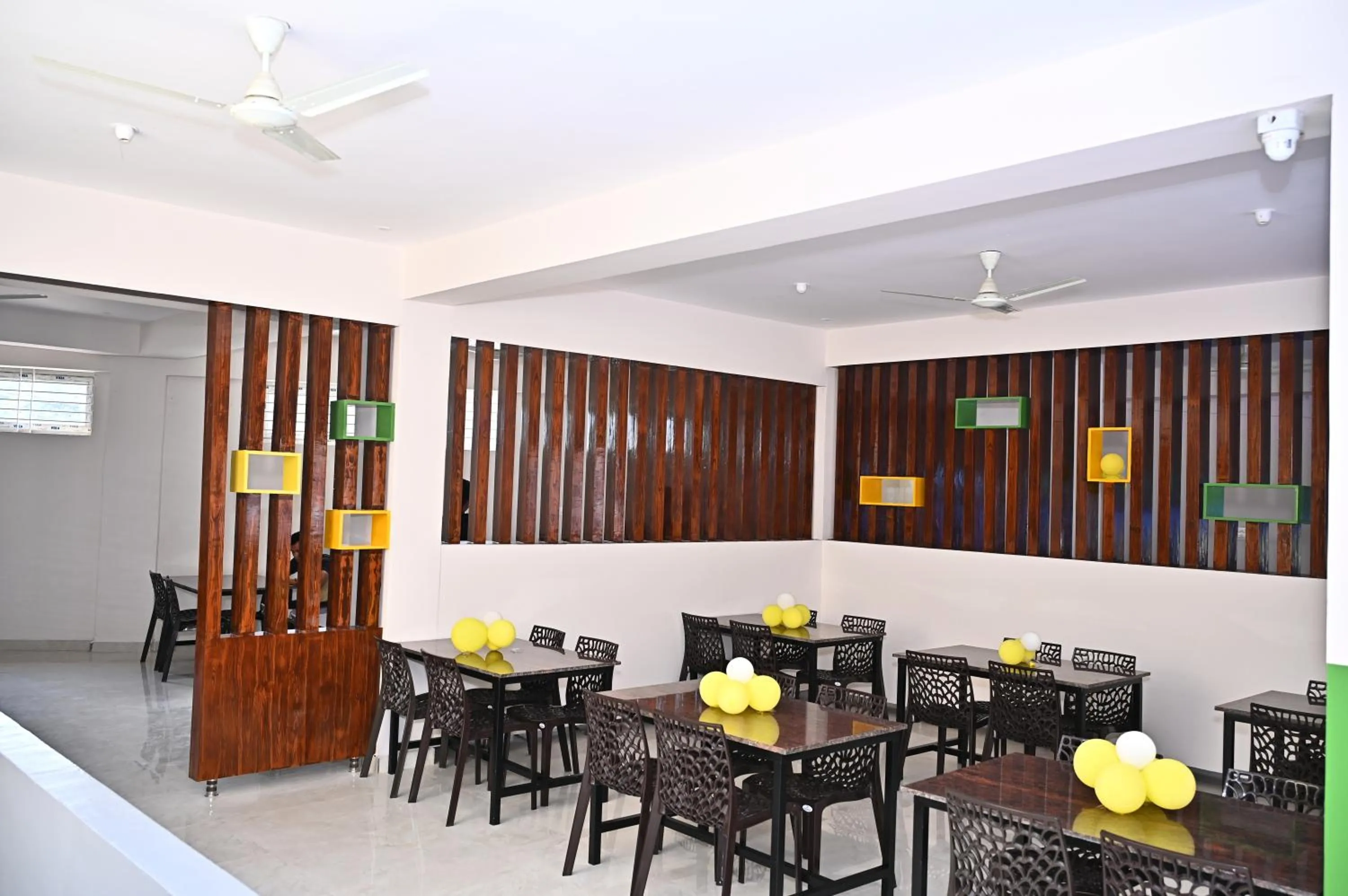 Restaurant/places to eat in HOTEL SLN COMFORTS