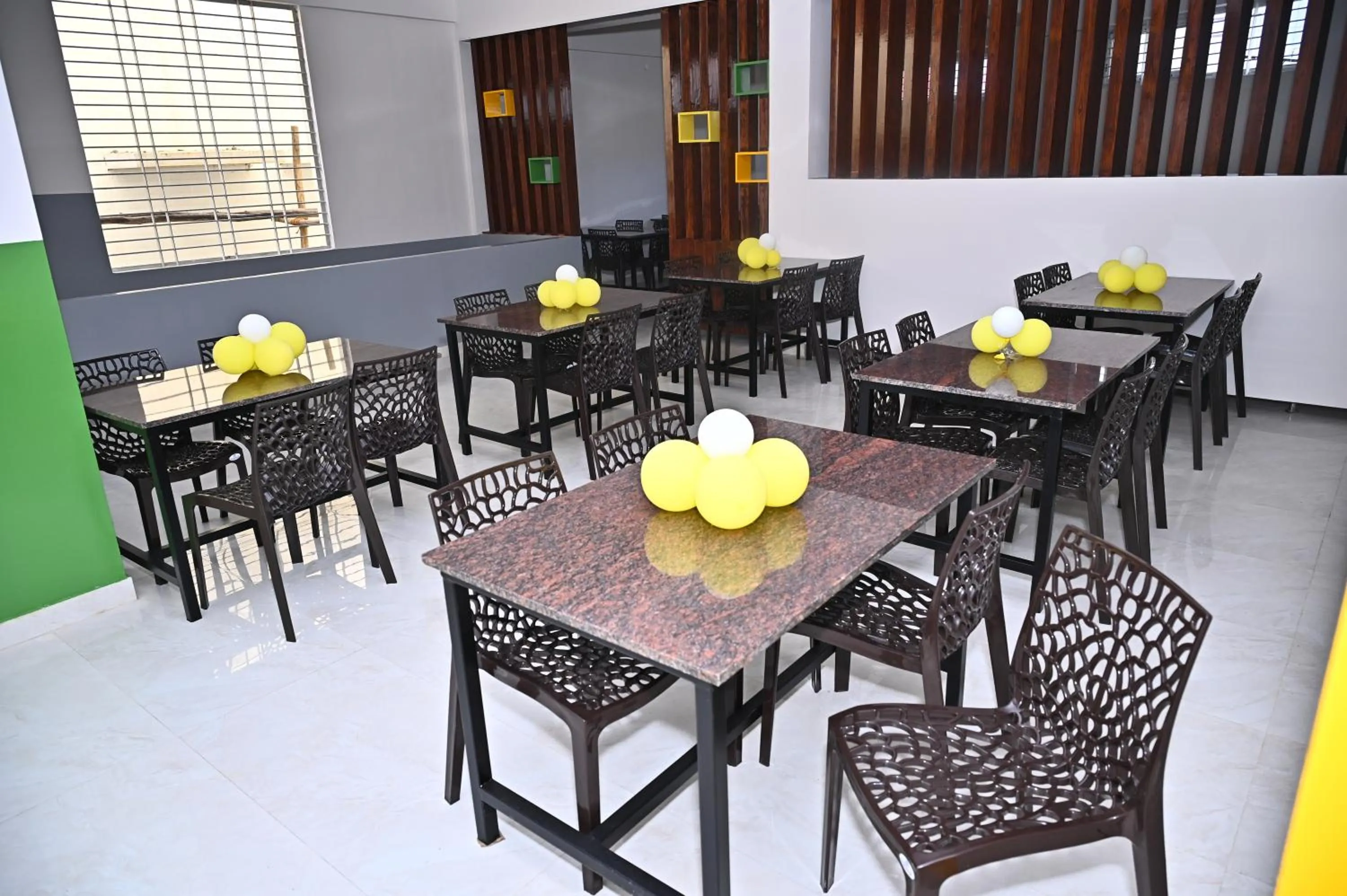 Restaurant/places to eat in HOTEL SLN COMFORTS
