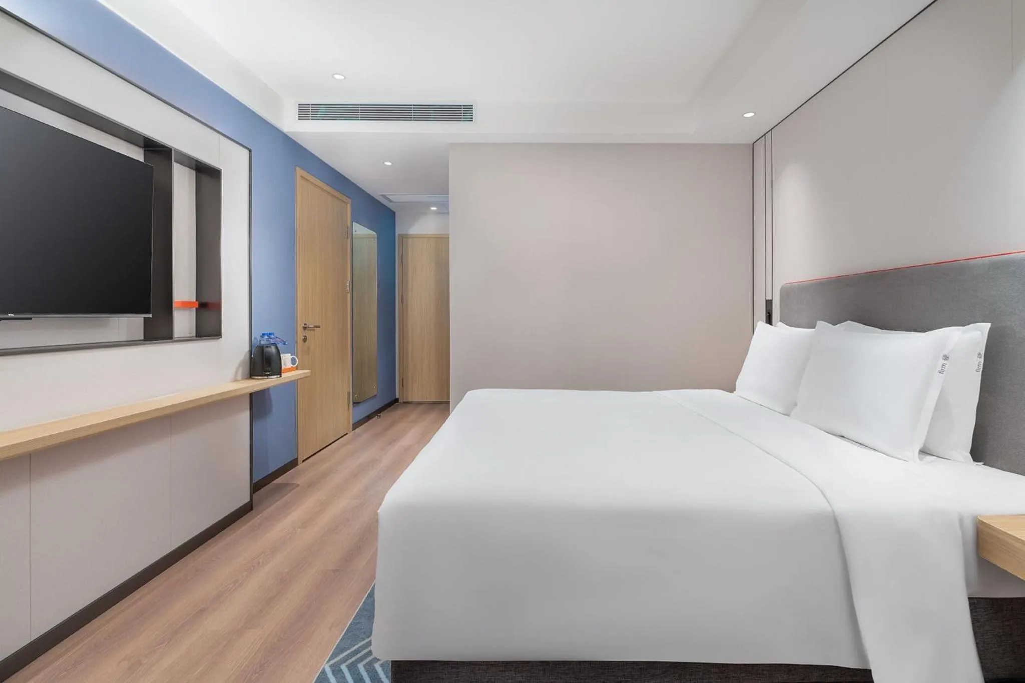 Photo of the whole room, Bed in Holiday Inn Express Xi'an Daxing by IHG