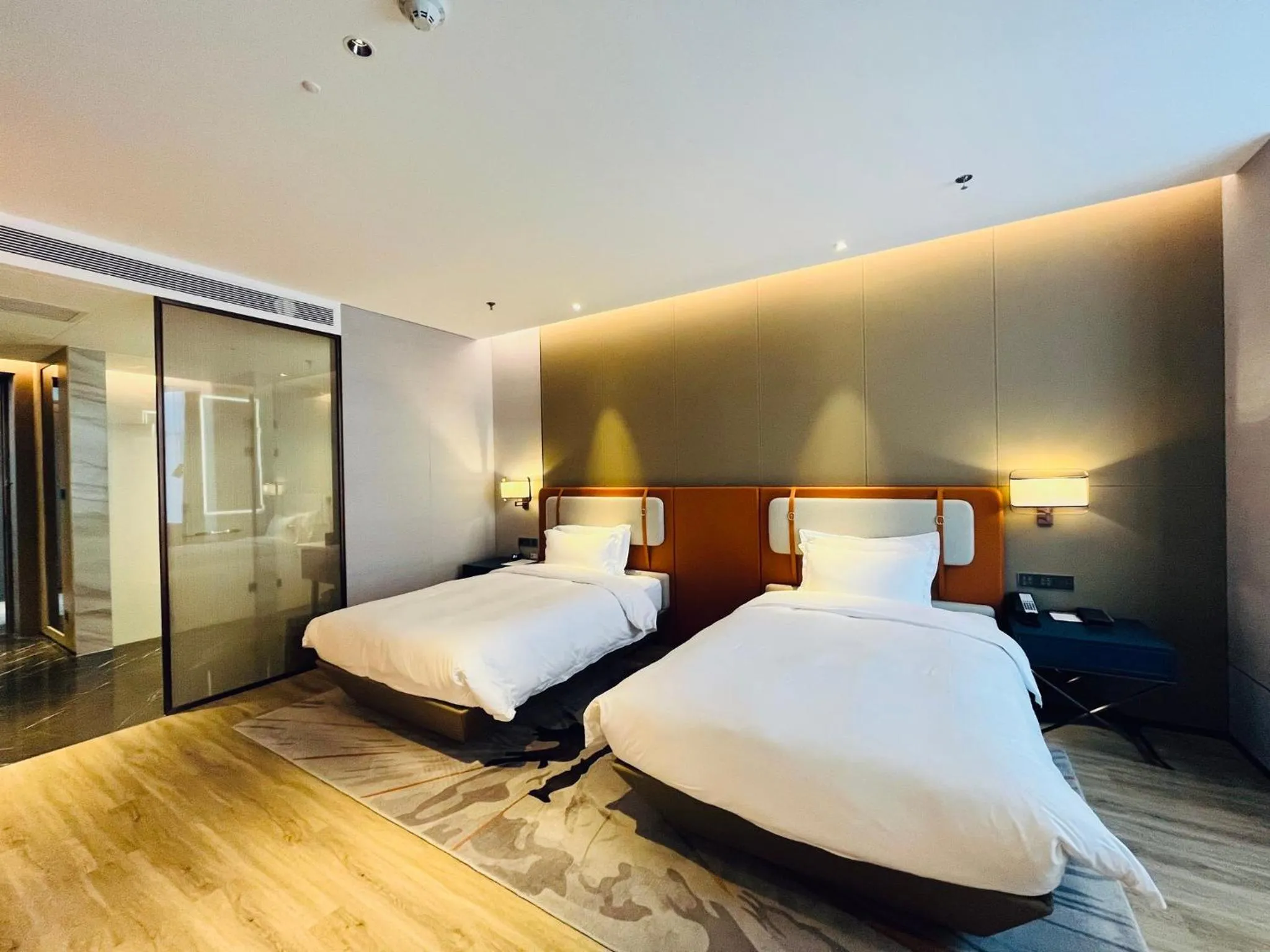 Photo of the whole room, Bed in voco Xi'an Qindu Legend by IHG