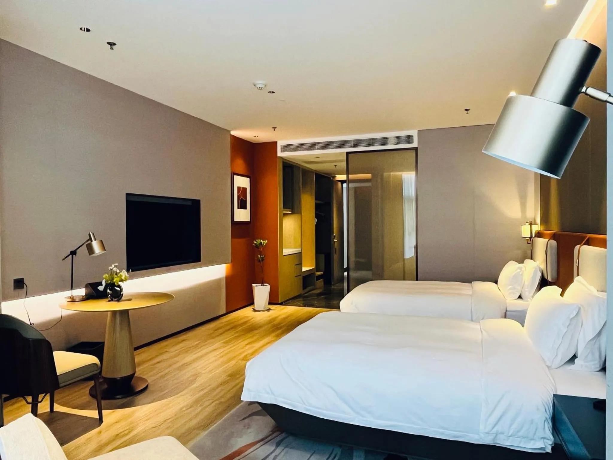 Photo of the whole room, Bed in voco Xi'an Qindu Legend by IHG